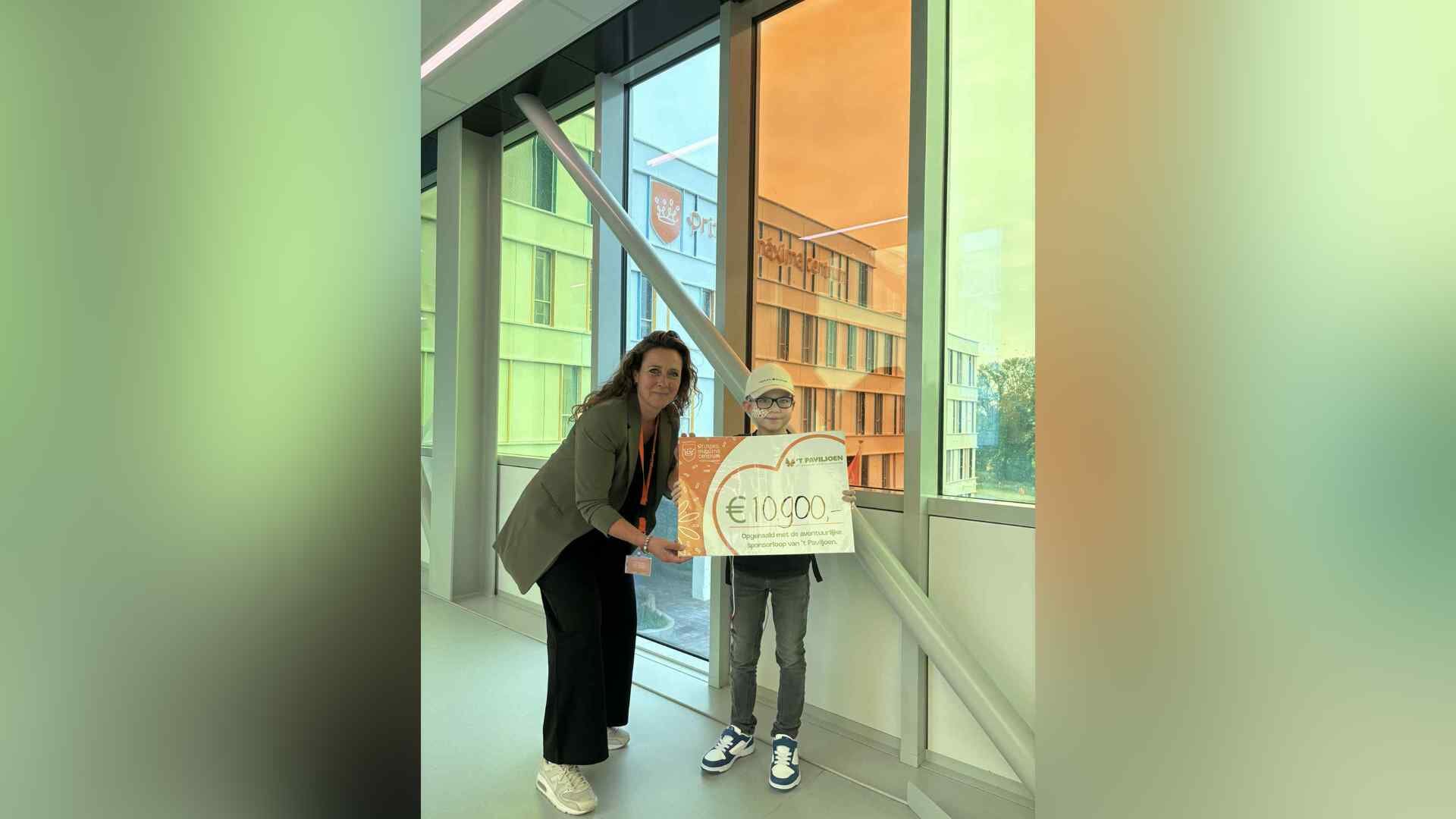 Levi overhandigt enorme cheque namens ‘t Paviljoen aan Prinses Máxima Centrum