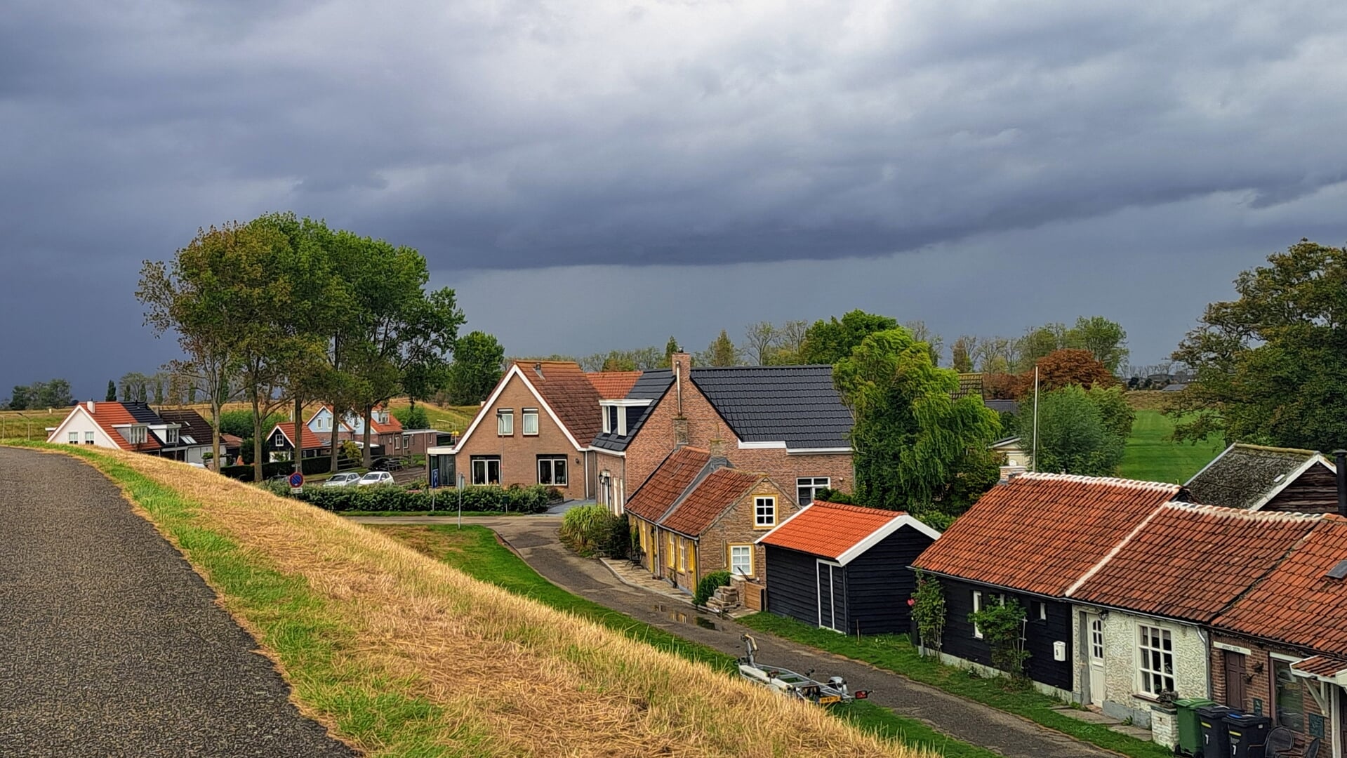 Thoolse lezersfoto van de week: ‘Buiige wolken boven Strijenham’