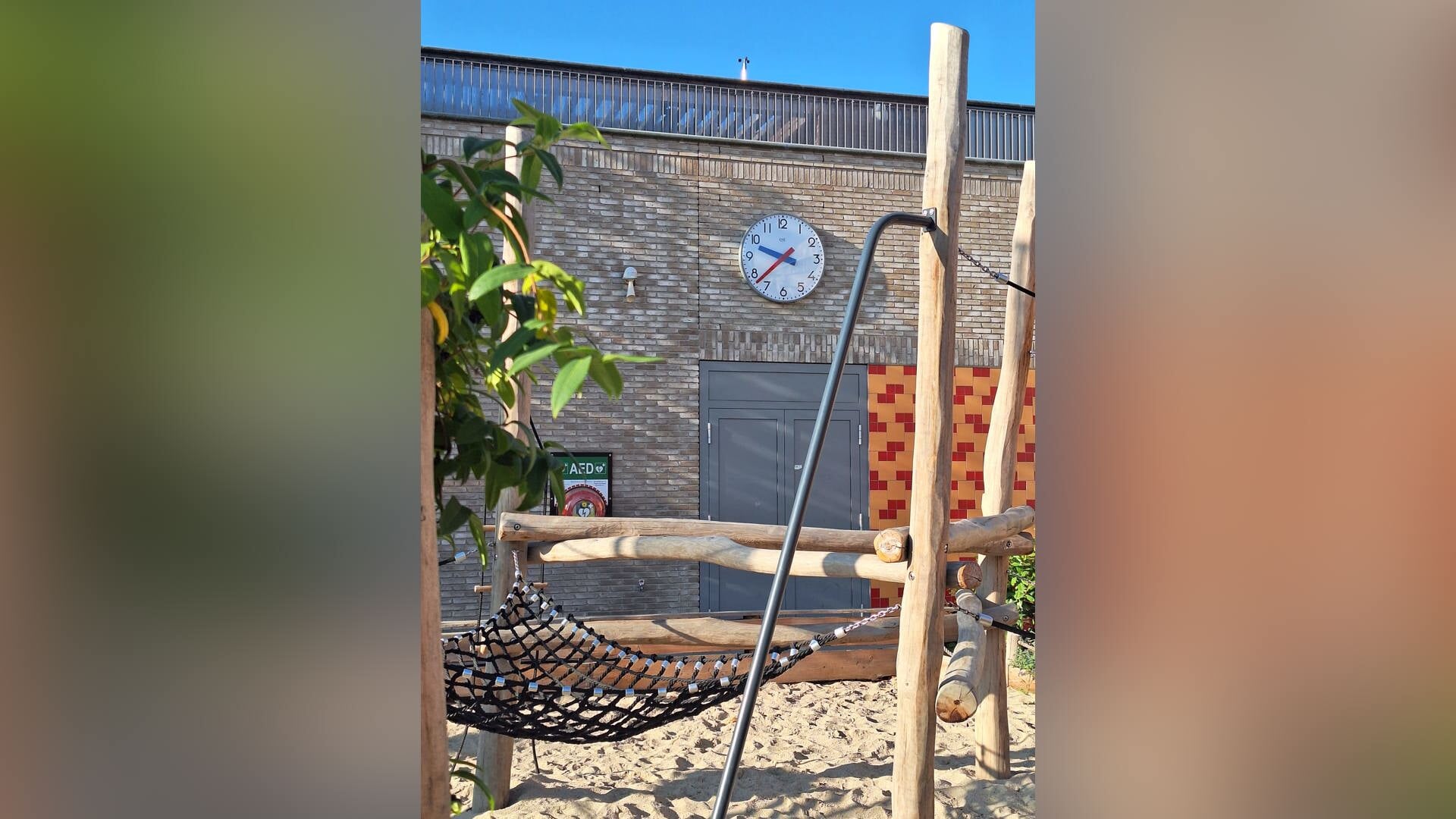 Nieuwe klok op schoolplein De 4 Heemskinderen