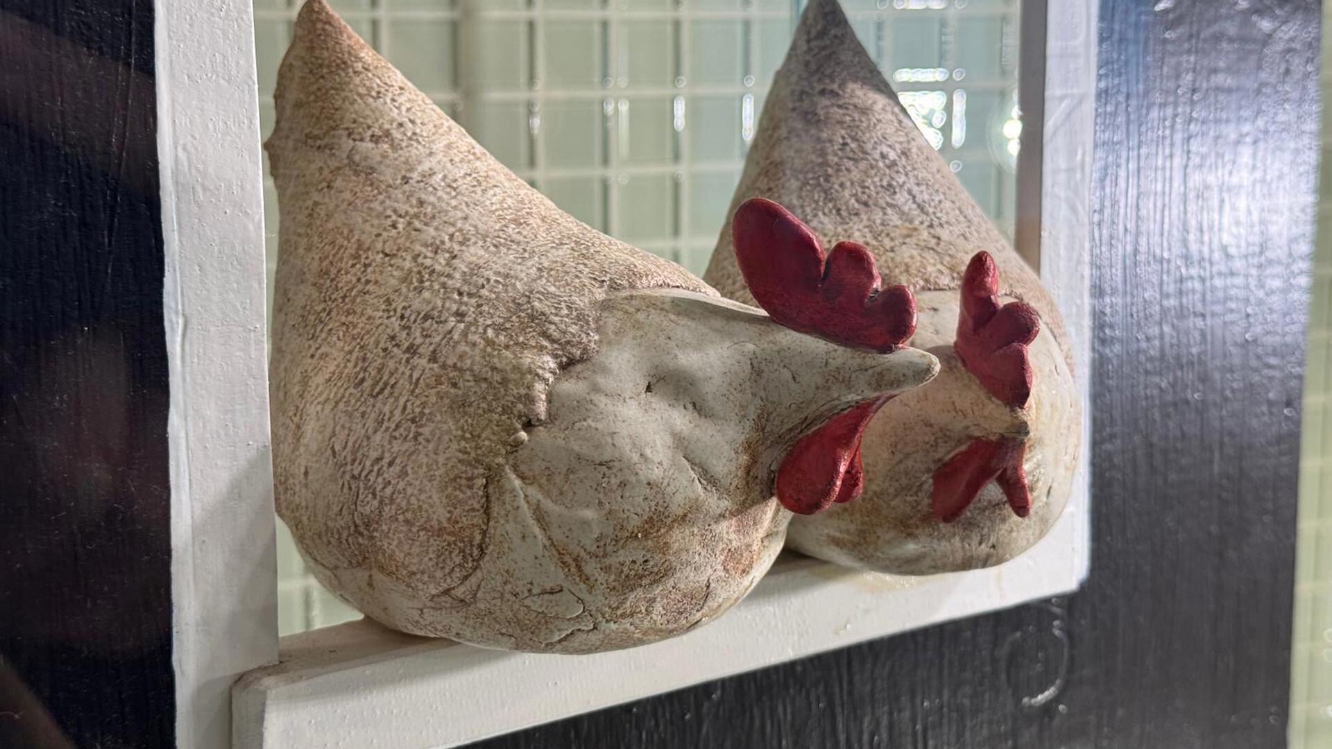 Expositie keramiek in gemeentehuis Heinkenszand