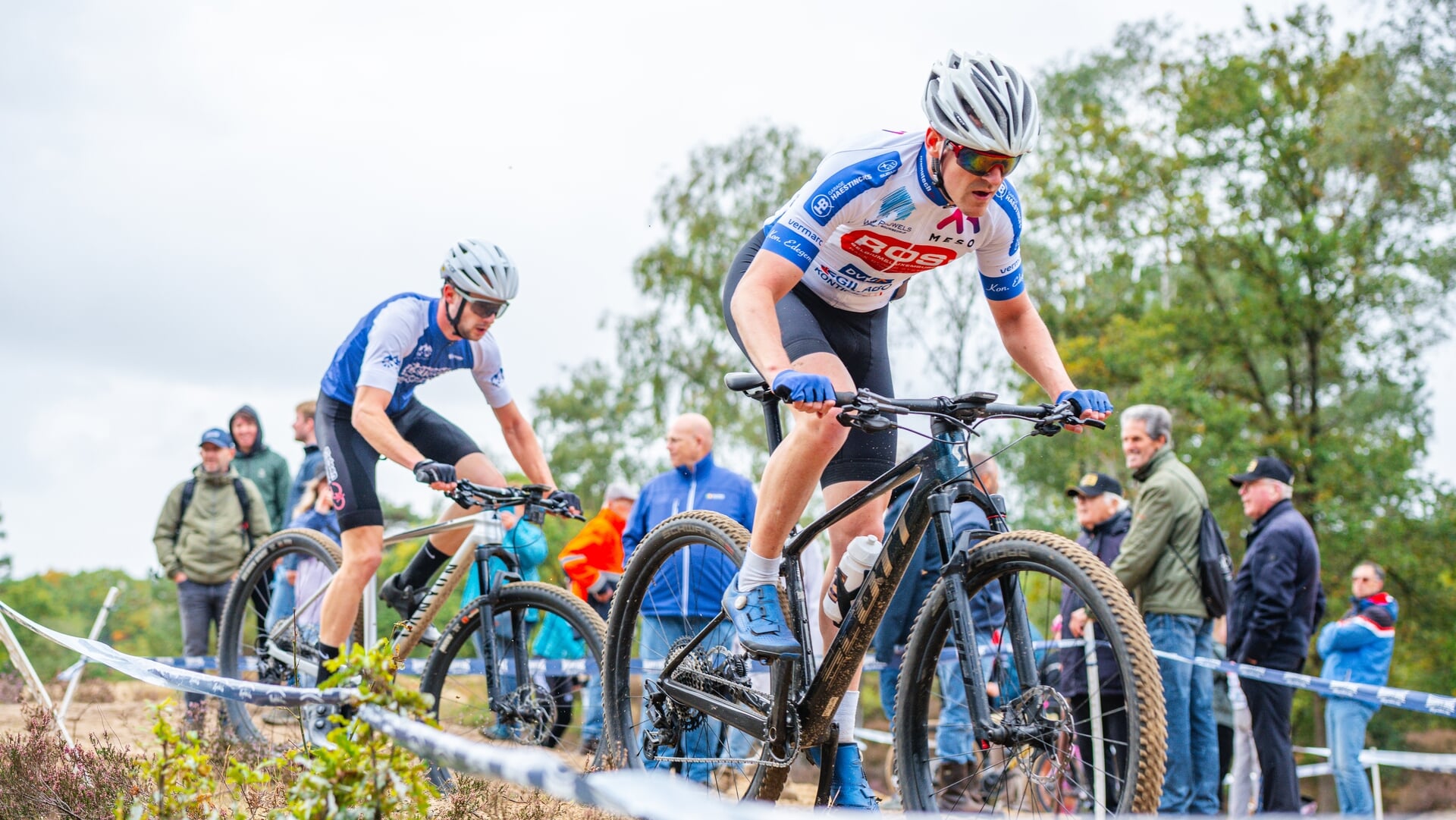 Regen en storm houden deelnemers aan veldrit niet tegen: ‘Het parcours is loodzwaar, maar prachtig o