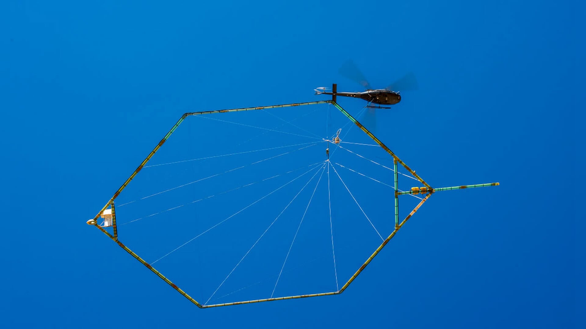 Dit is waarom er een helikopter met hoepel boven Roosendaal vliegt