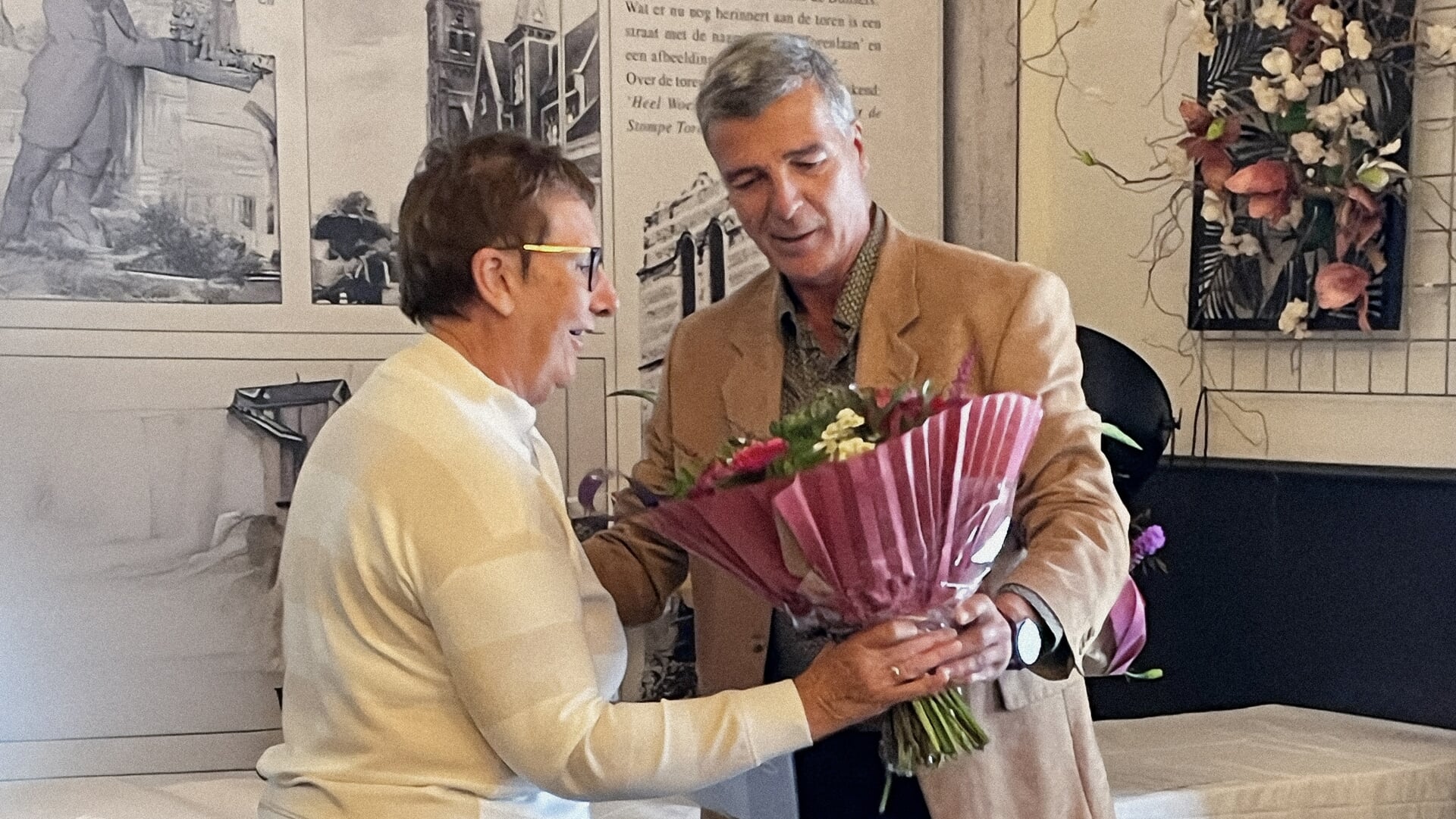 Erepenning voor vrijwilliger Lonny na 40 jaar bij BadmintonBoZ