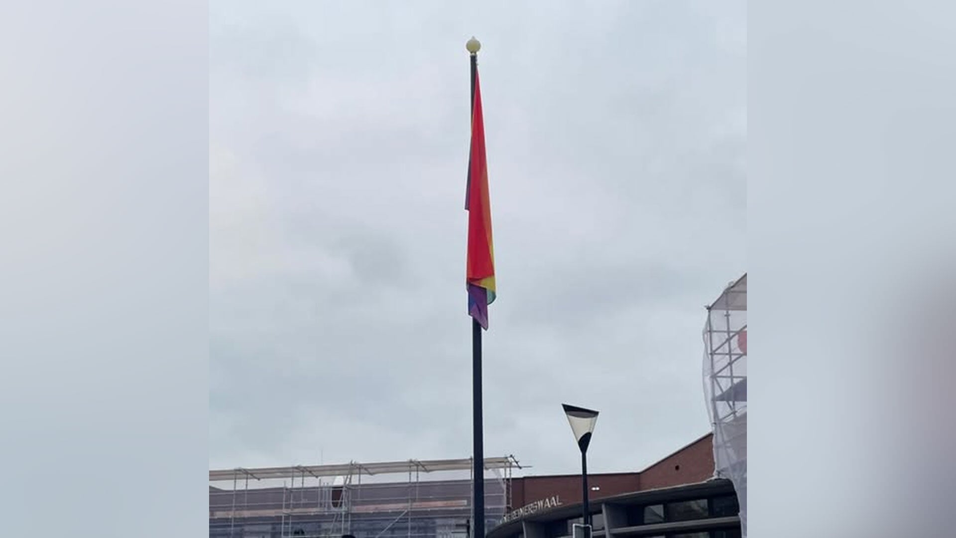 Reimerswaal viert Coming Out Day met regenboogvlag