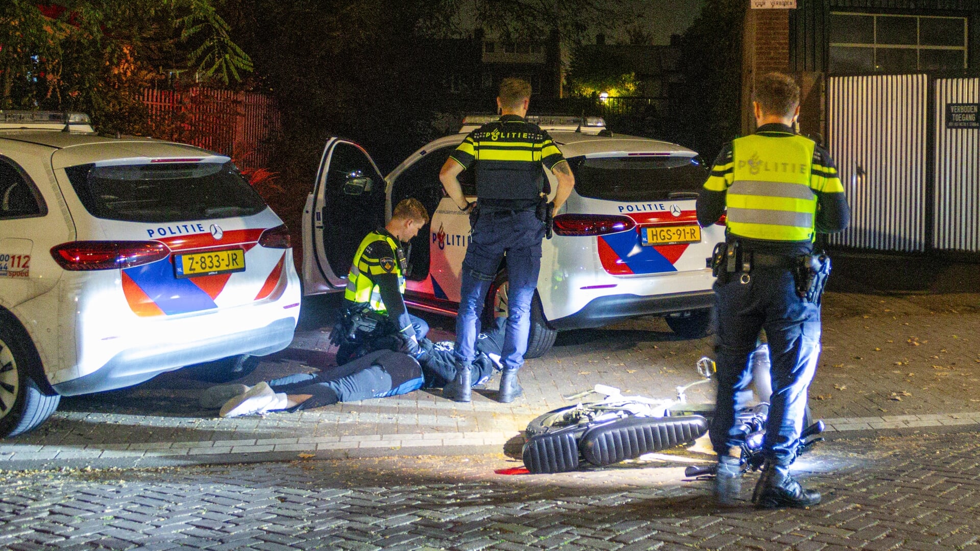 Twee aanhoudingen na diefstal van fatbike, verdachten botsen op politieauto