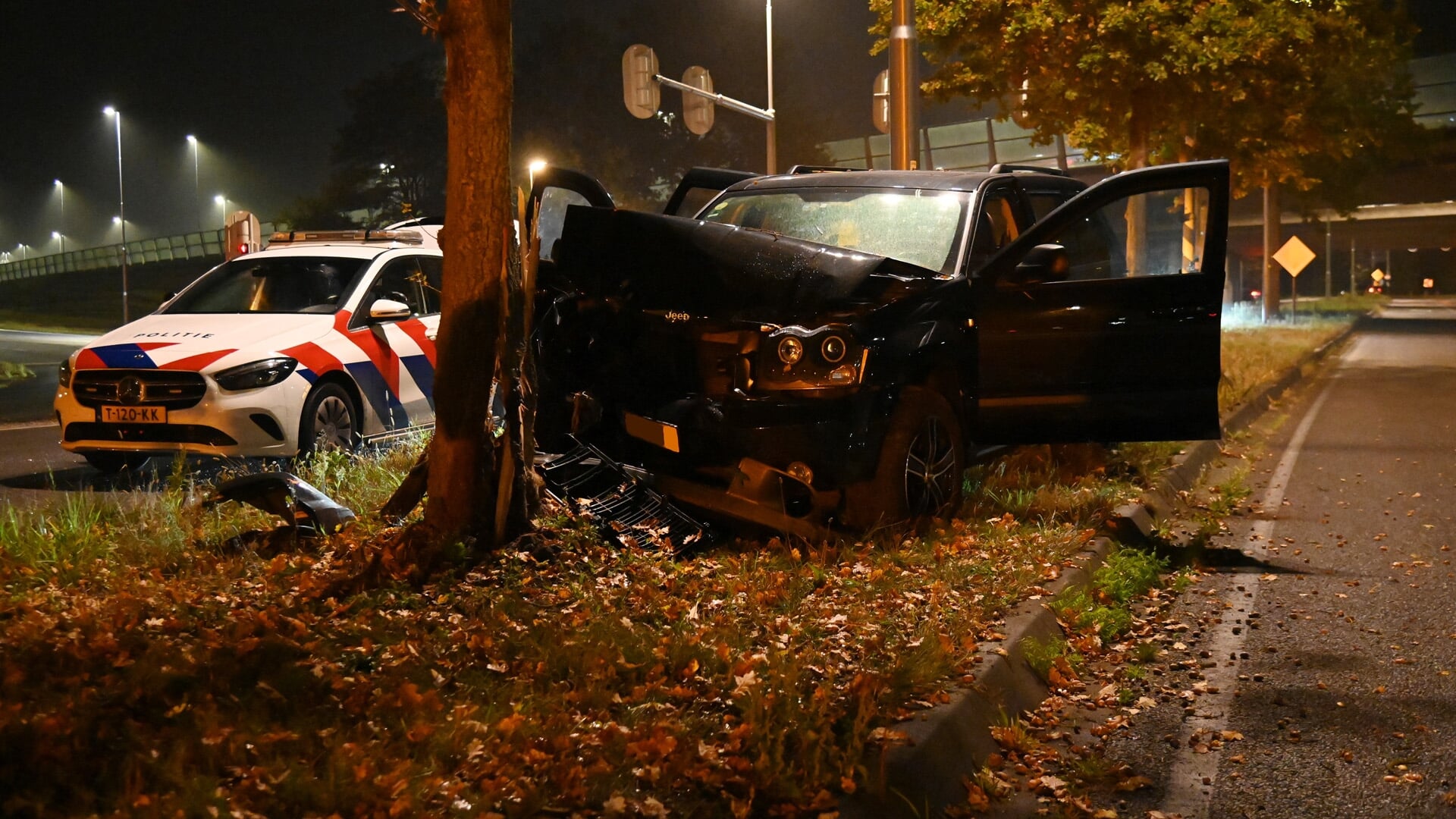 Auto rijdt frontaal tegen boom aan de Ettensebaan