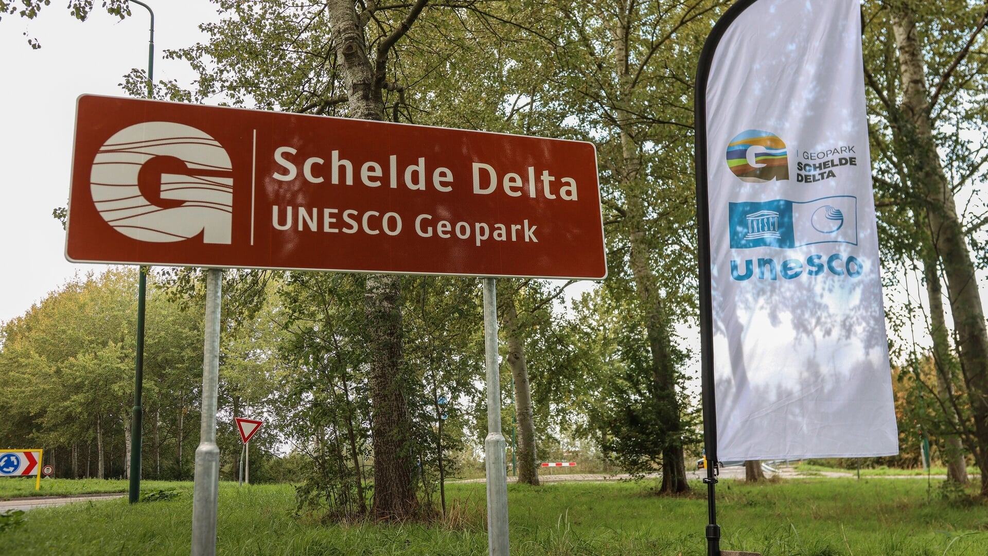 ‘Trots op onze UNESCO-status’: eerste Geoparkbord prijkt in Dinteloord