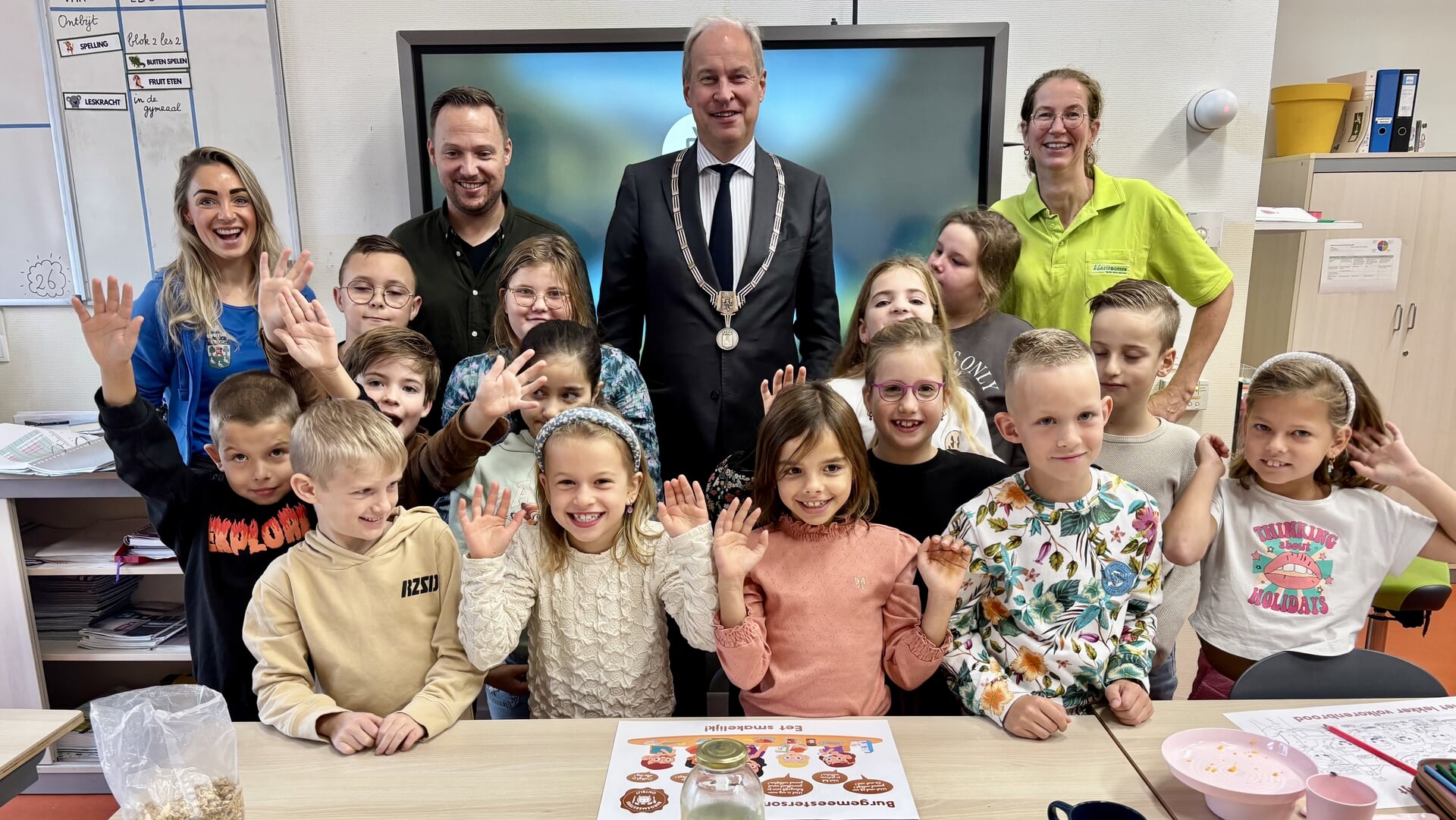 Burgemeester ontbijt met leerlingen van ’t Bossche Hart: ‘Het is als benzine voor je lichaam’