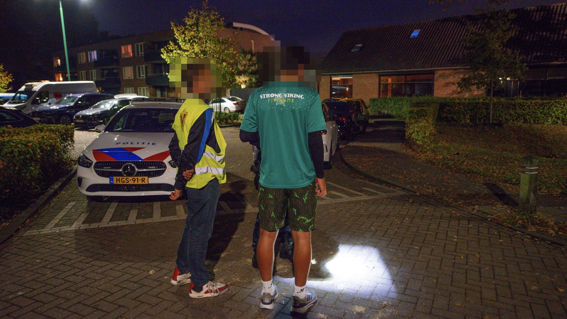 Verkeersregelaar aangereden bij Kermisloop, automobilist rijdt door