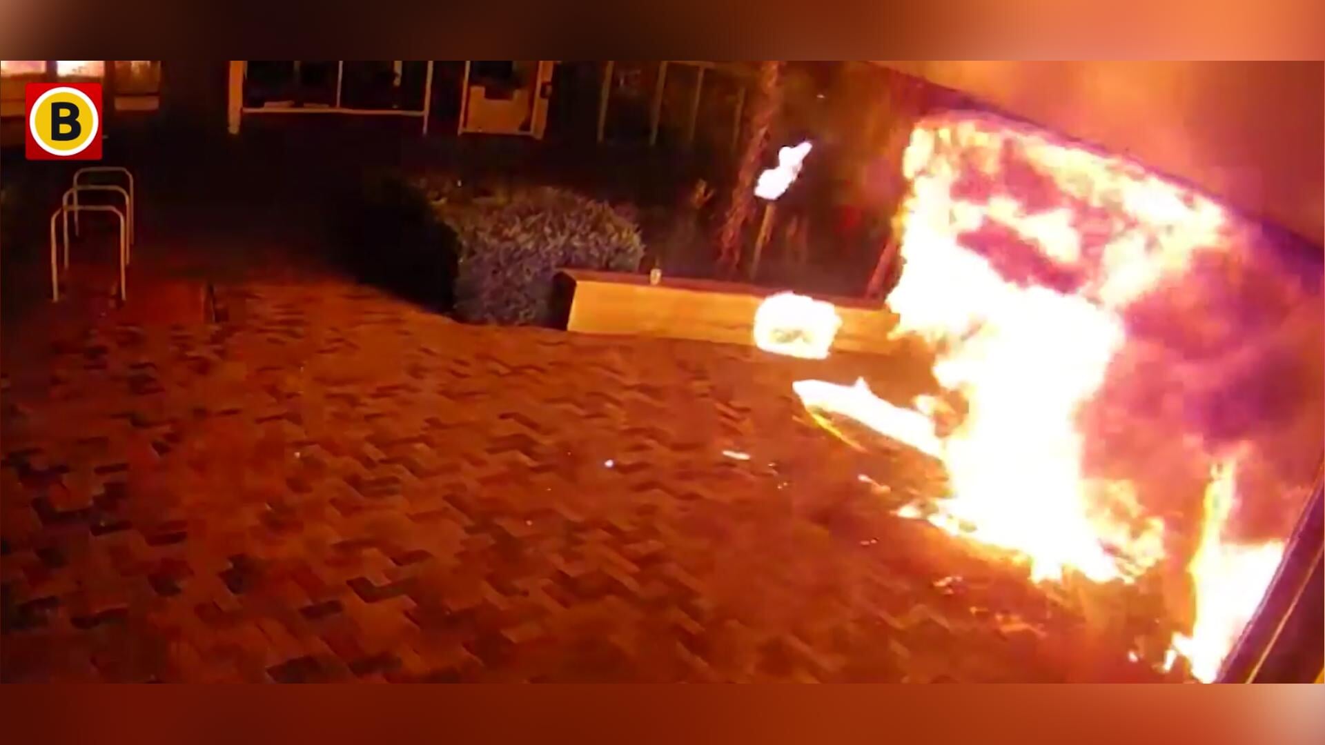 Politie deelt videobeelden en zoekt de verdachten van alle acht aanslagen Rembrandtgalerij: ‘Wie her