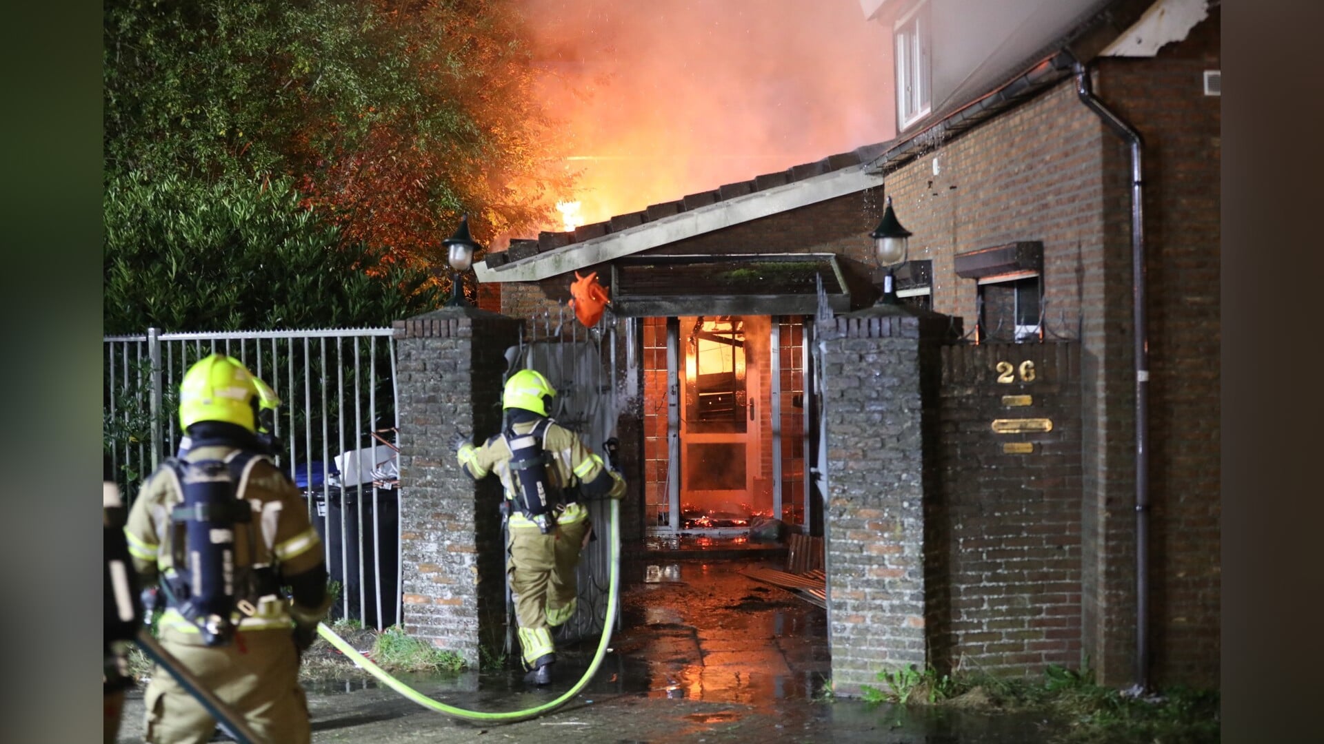 Grote brand in leegstaande woning in Oud Gastel