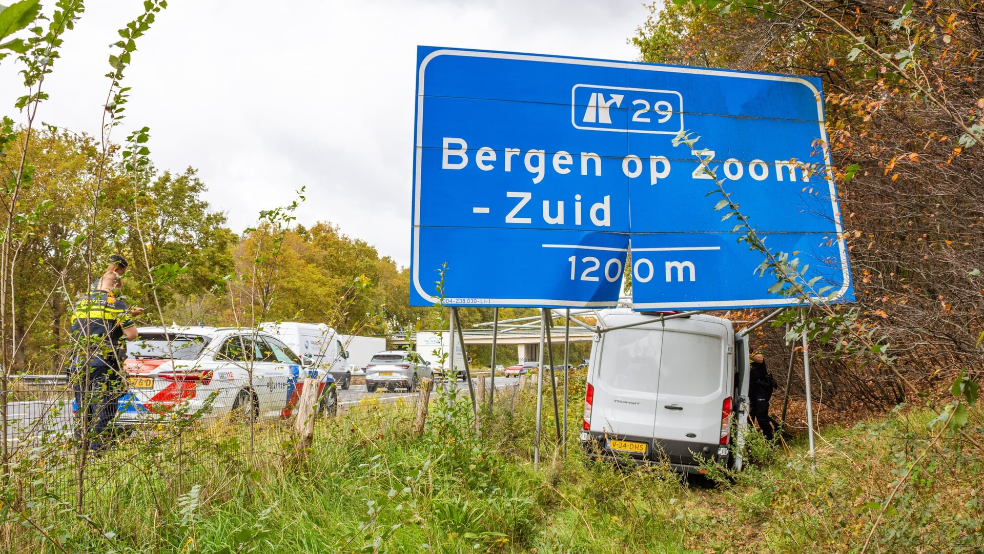 Bestelbus rijdt dwars door verkeersbord op A4, bestuurder gearresteerd