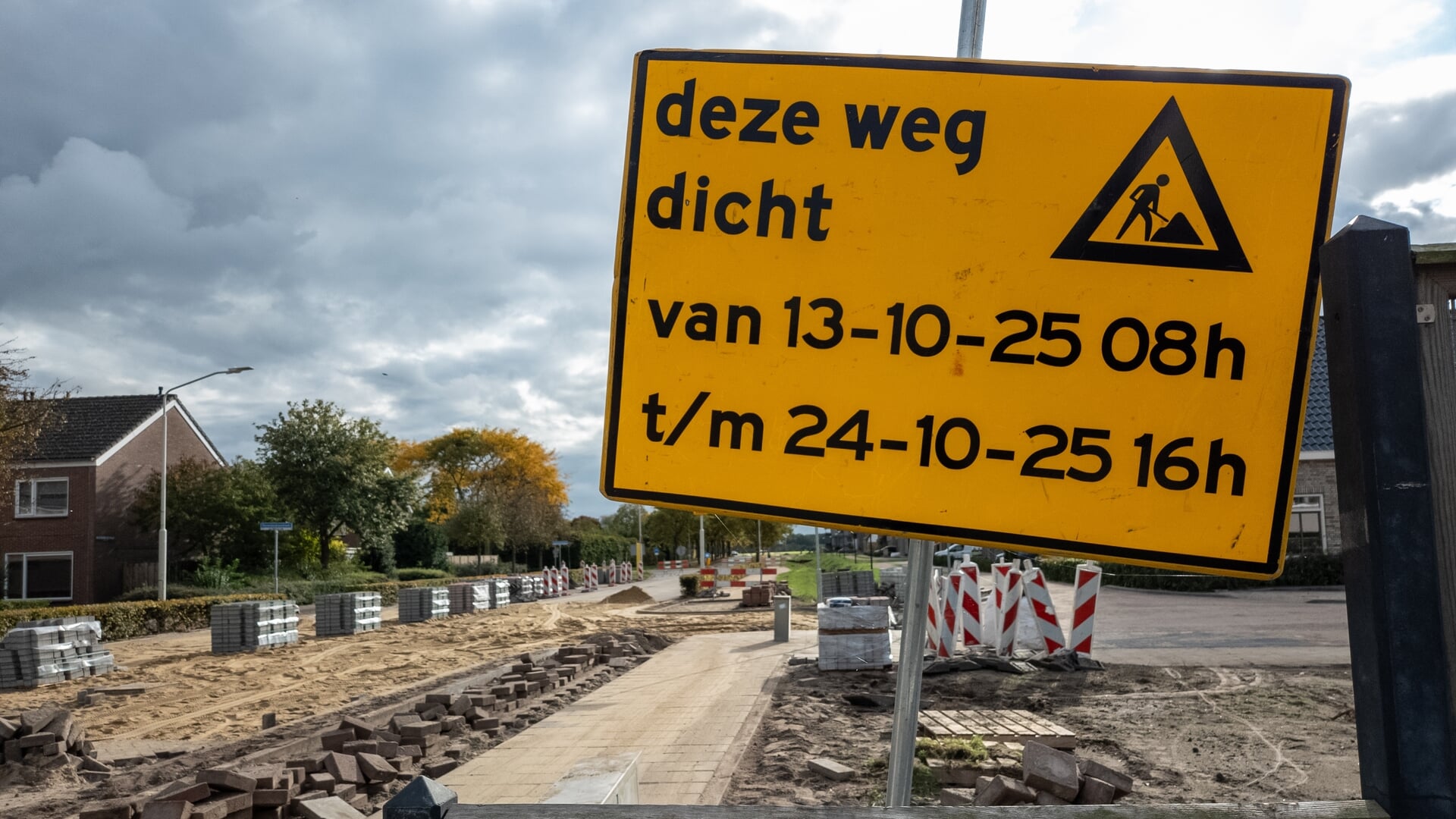 Verkeerseiland werkt niet: Nieuw plateau moet hardrijders in Hoeven afremmen
