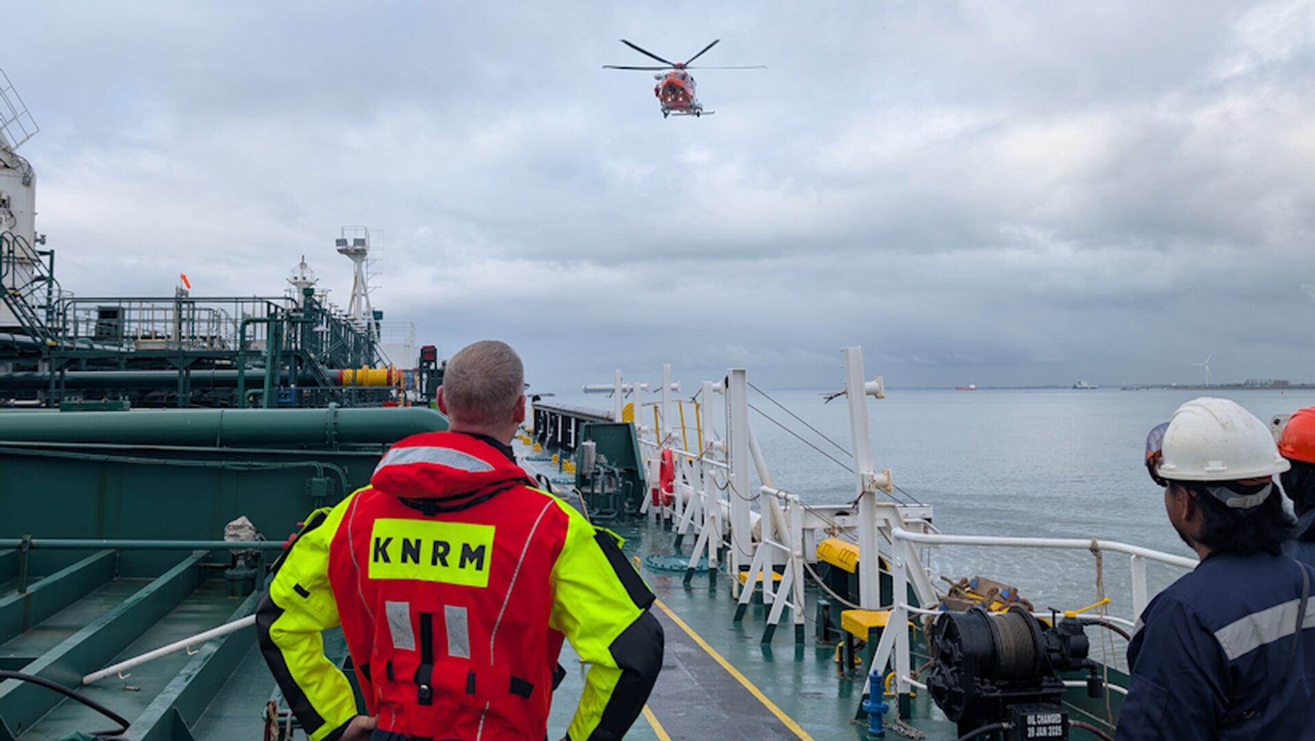 Persoon valt van hoogte aan boord van tanker bij Borssele