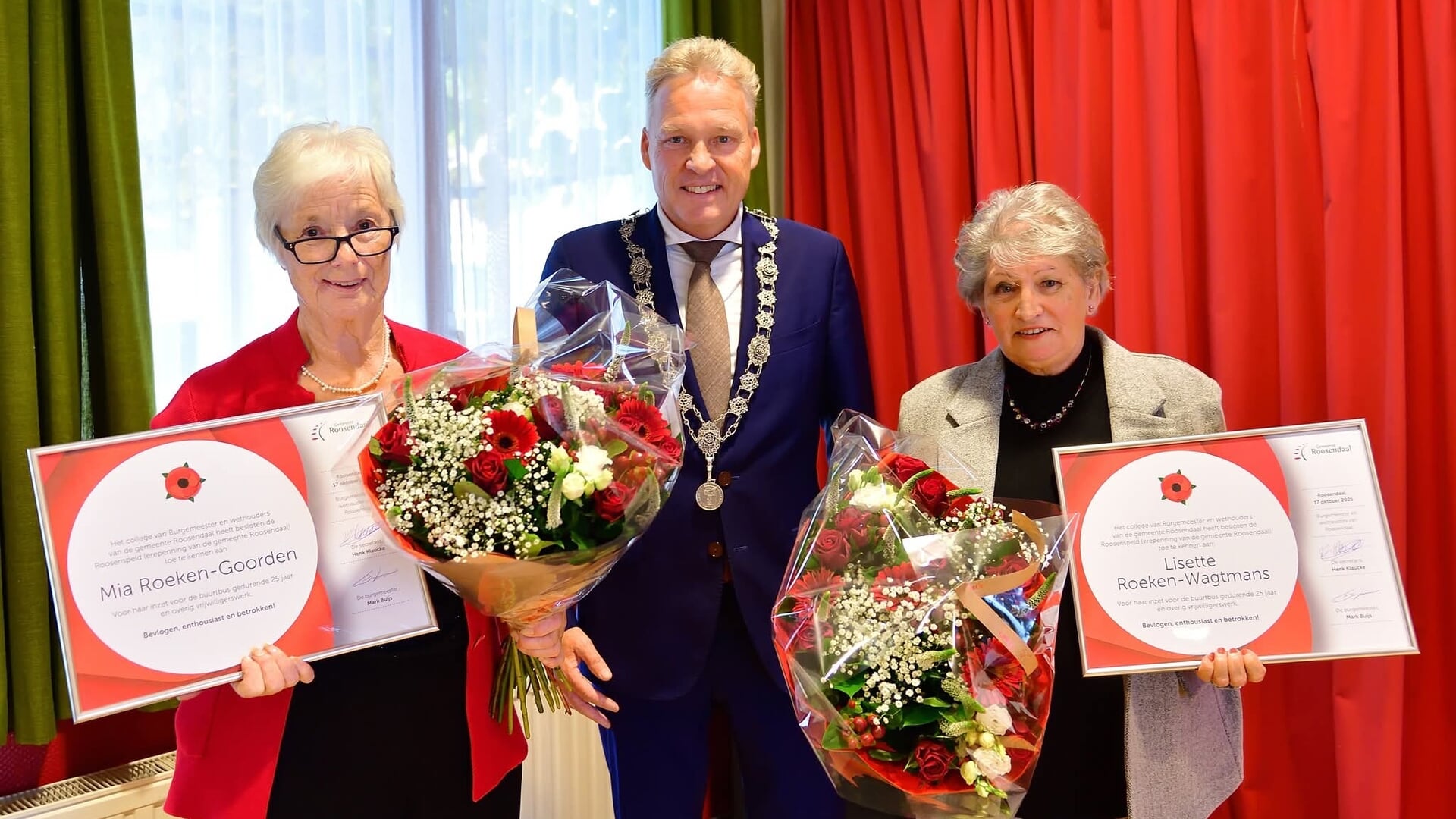 Roosenspelden voor Mia en Lisette Roeken tijdens jubileum buurtbusvereniging Nispen