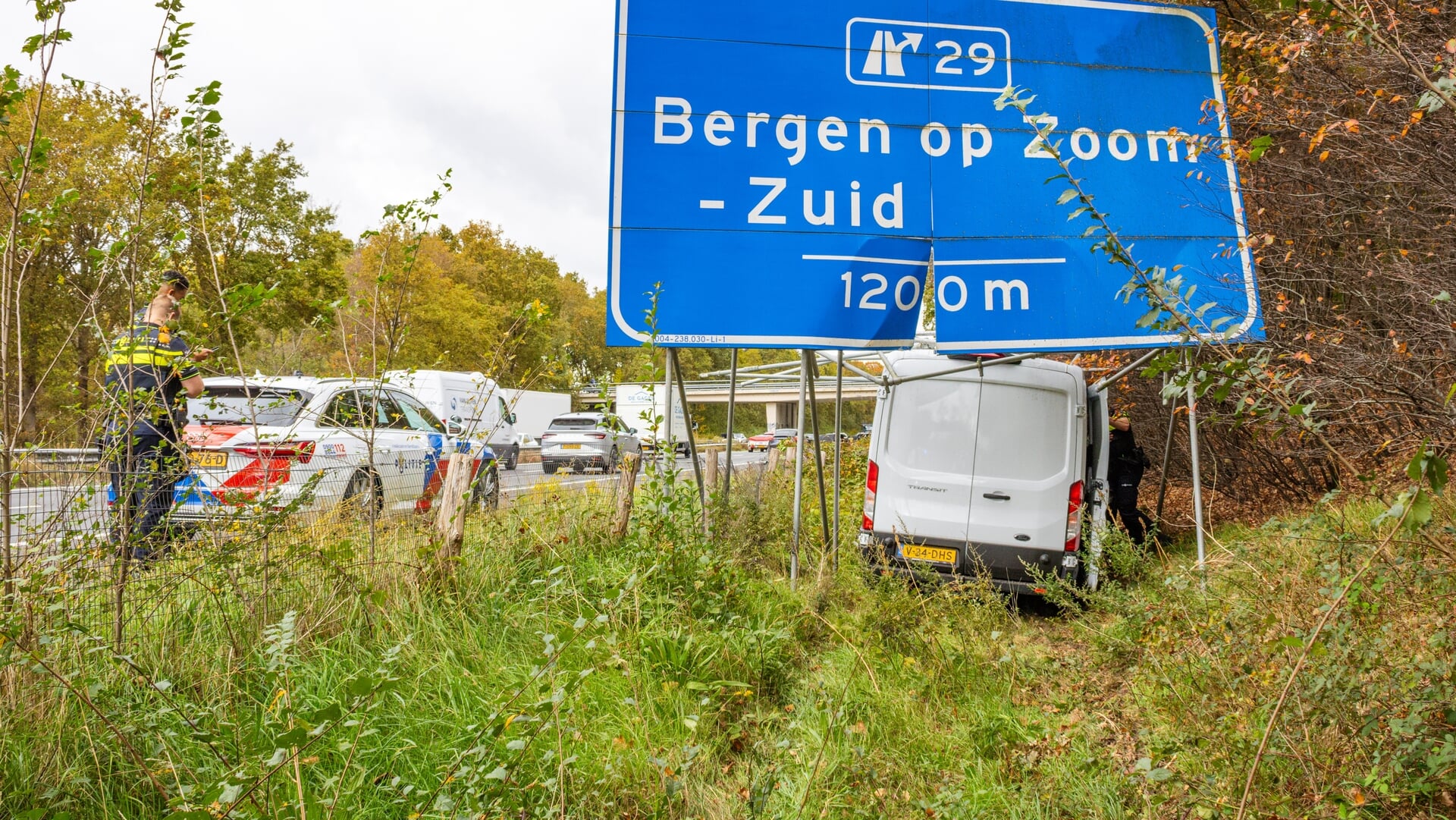 Roosendaler aangehouden met drugs, airsoftwapen en vuurwerk in zijn bestelbus