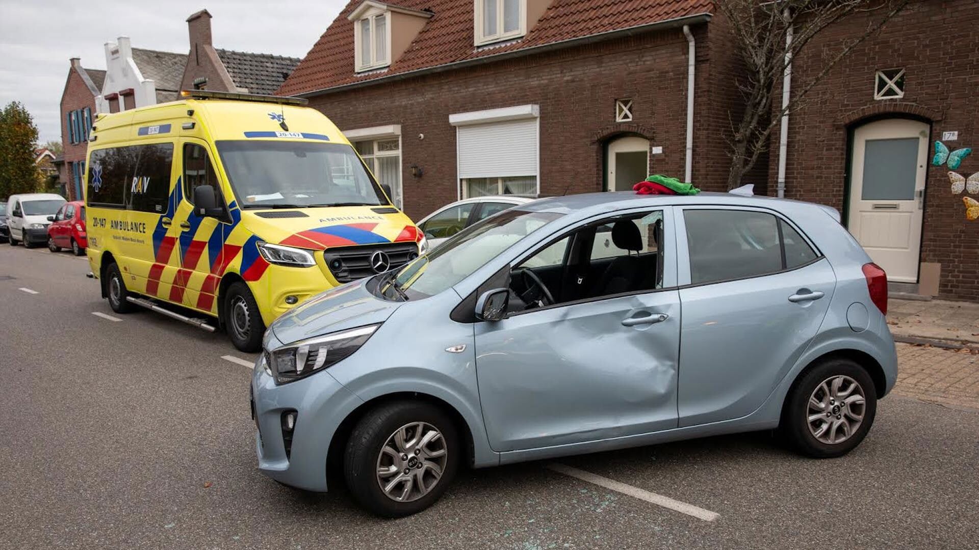 Wielrenner en automobilist met elkaar in botsing aan de Dorpsstraat