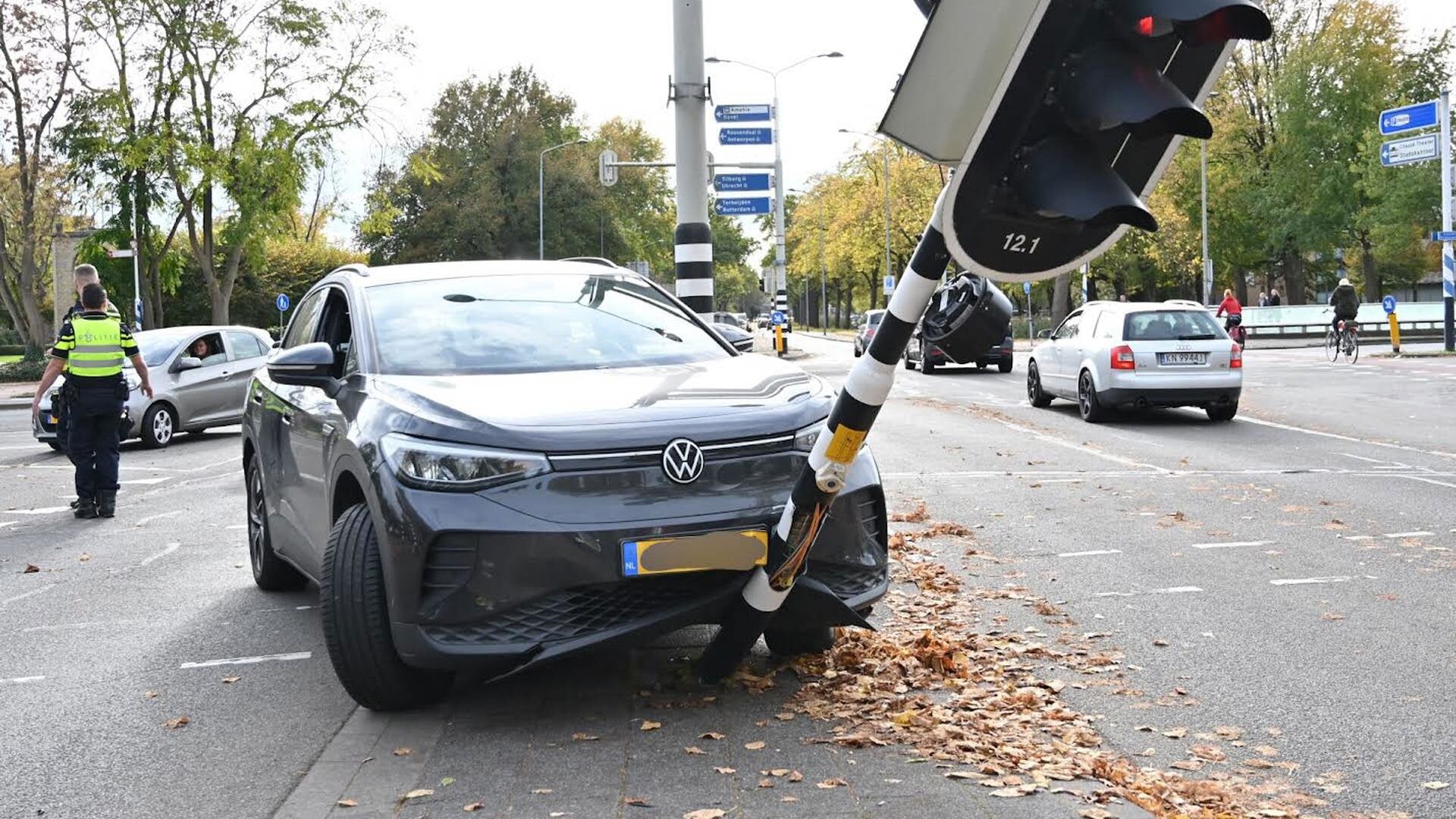 Automobiliste rijdt tegen verkeerslicht op Claudius Prinsenlaan