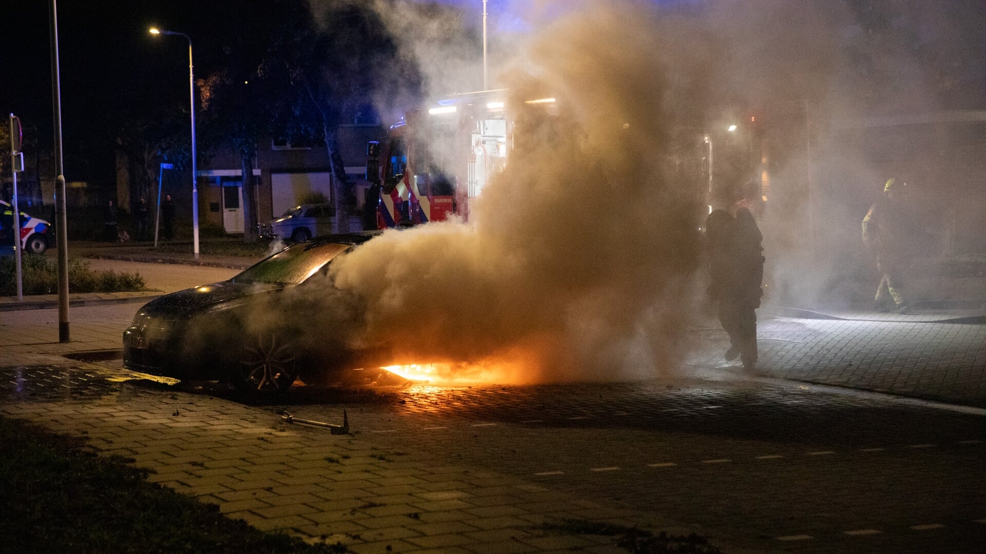 Auto verwoest door brand aan Van Lenneplaan, buurt schrikt van harde knal