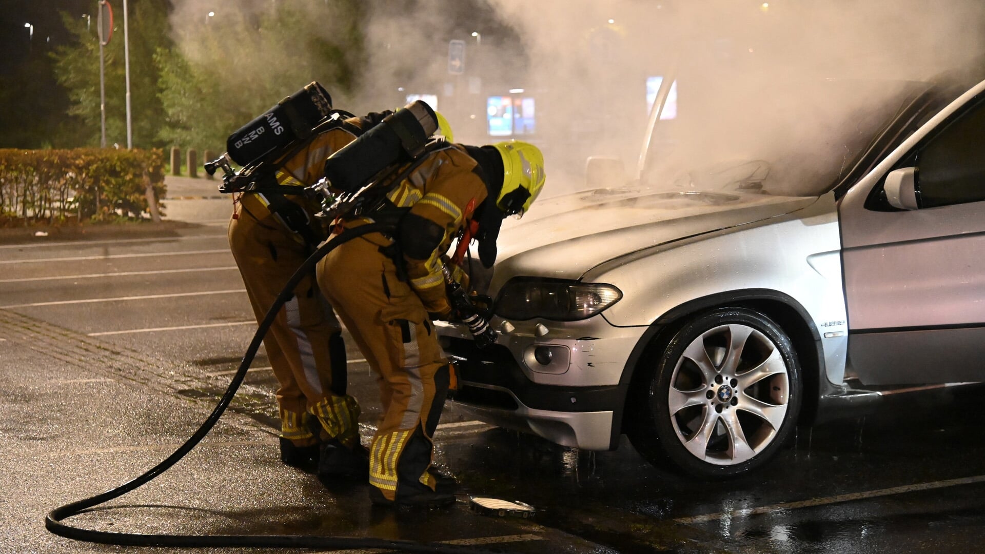 Auto vliegt in brand op parkeerplaats bij Breepark