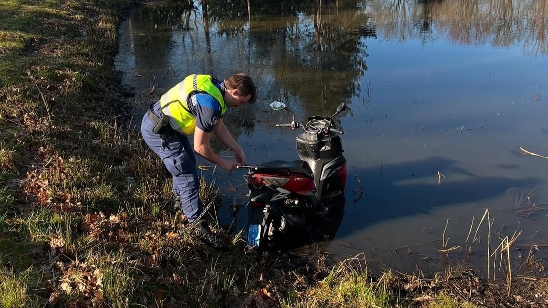 Boa’s vissen scooter uit sloot: ‘Eigenaar was erg blij’