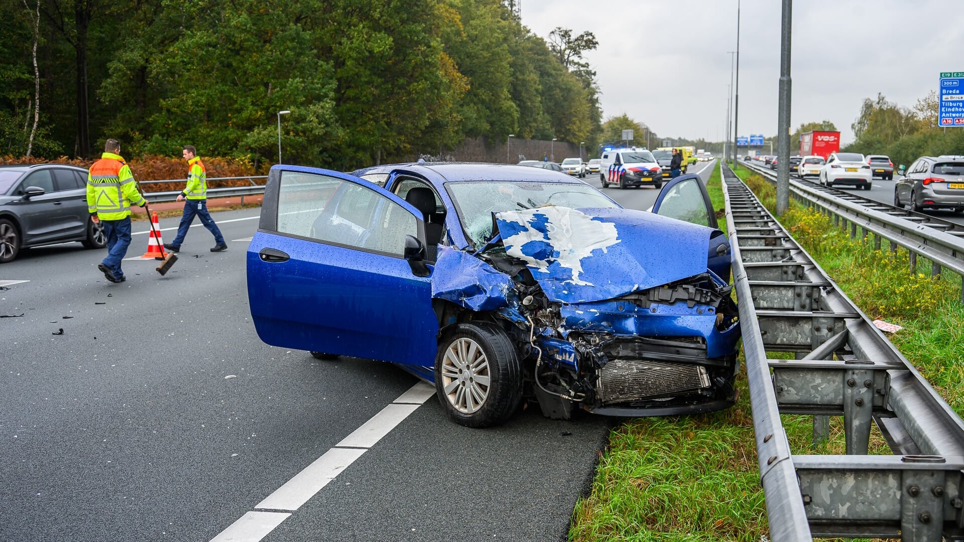Weg bezaaid met brokstukken na ongeval op A58