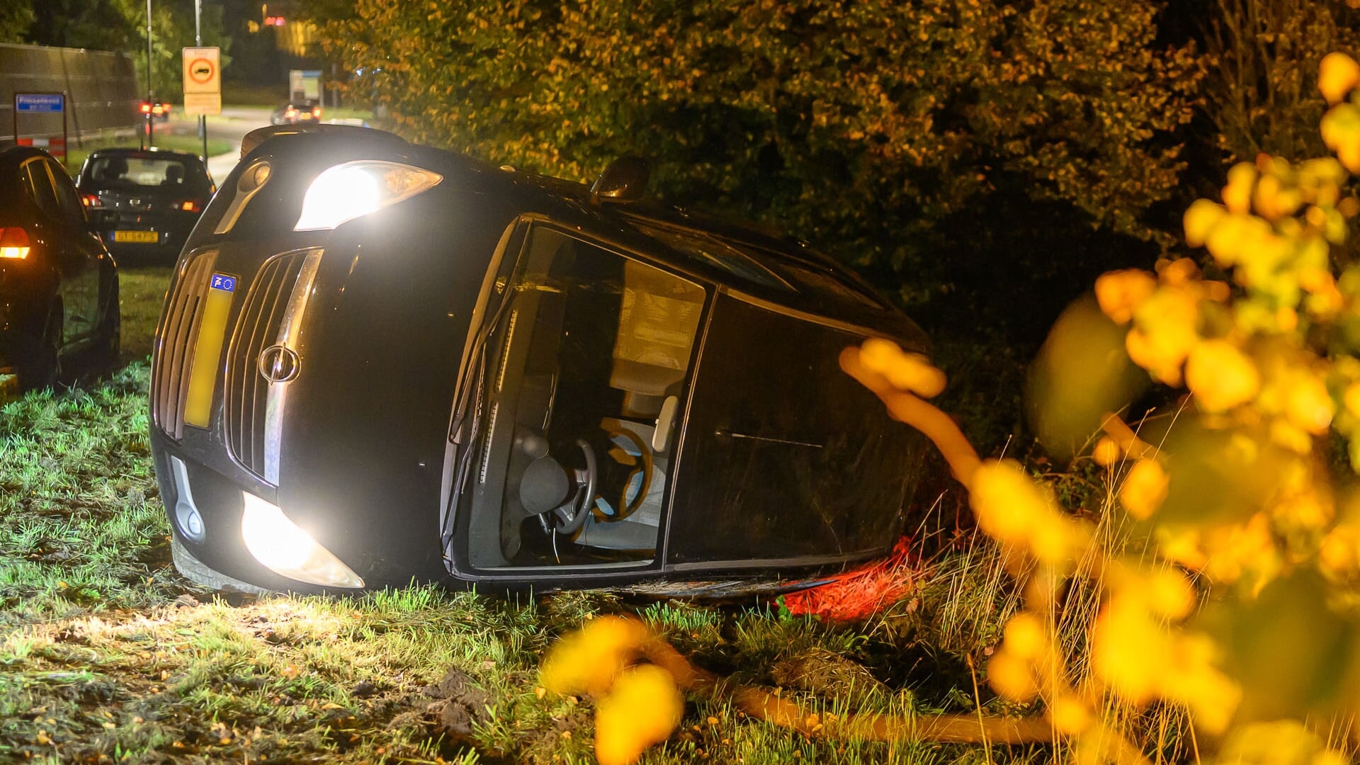 Automobilist verliest macht over stuur en komt gekanteld in berm terecht