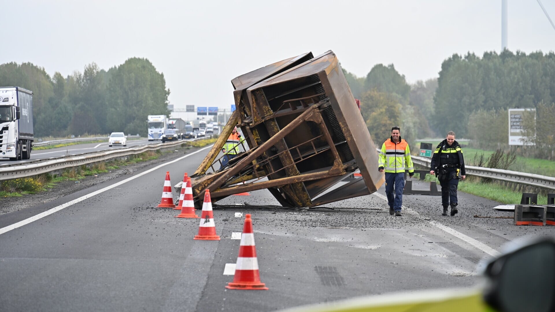 Vrachtwagen verliest groot stuk van kraan op A17, weg richting Dordrecht afgesloten