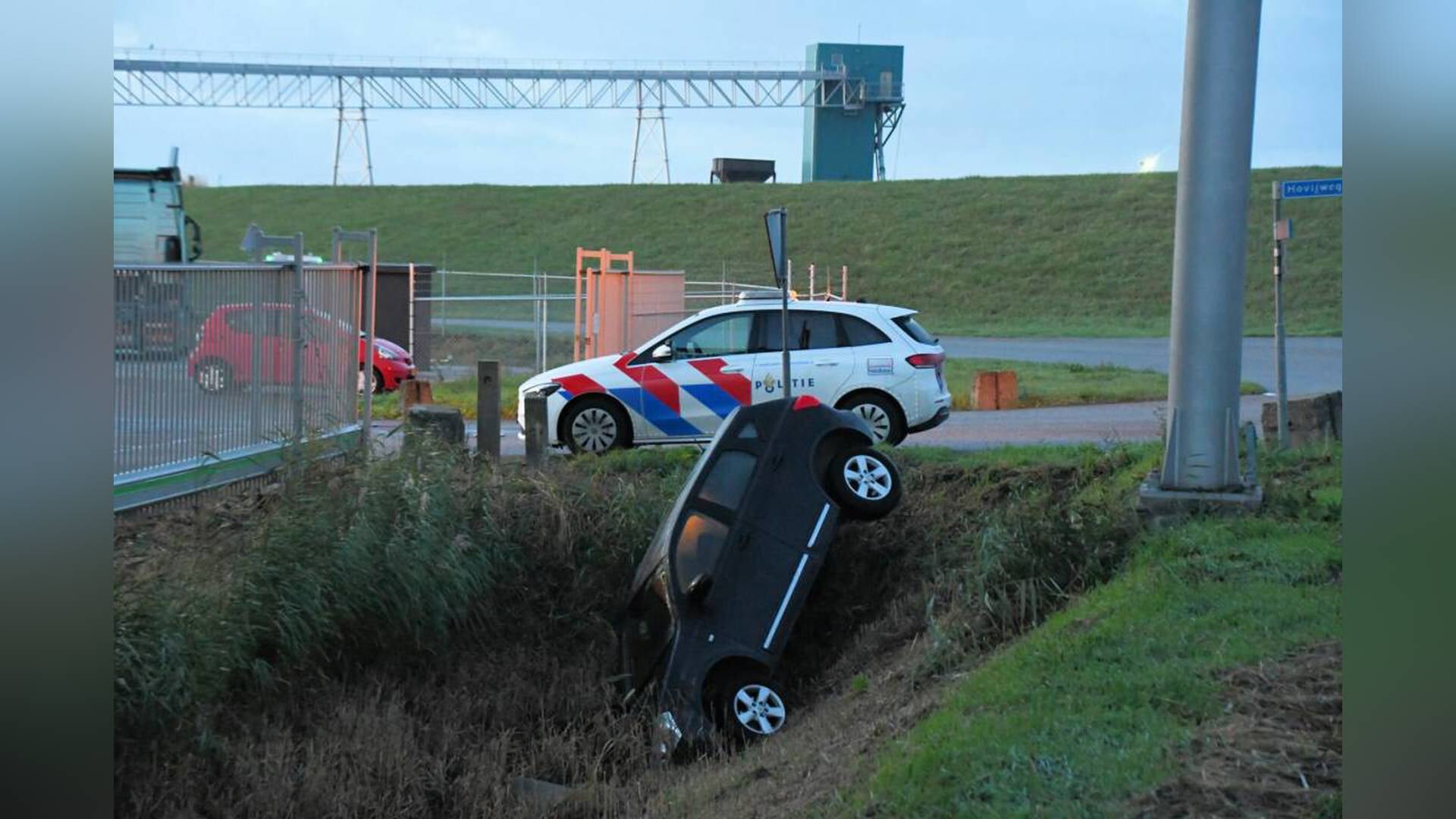 Auto beland in sloot Wemeldinge