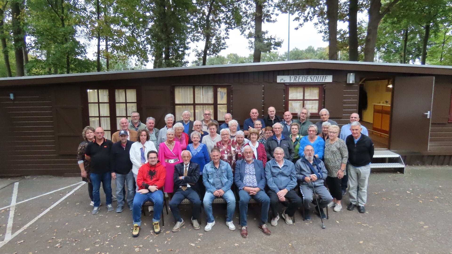 Postduivenvereniging De Vredesduif viert 80-jarig jubileum in Lepelstraat