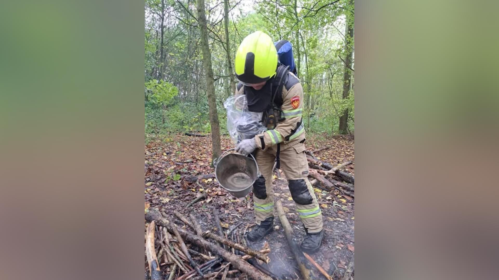 Brandweer blust vuurtje met emmertje water aan Gemaalweg in Tholen