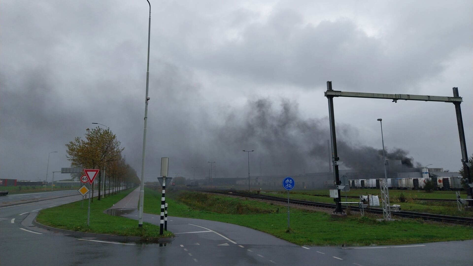 Grootschalige inzet brandweer bij uitslaande brand in Zevenbergen
