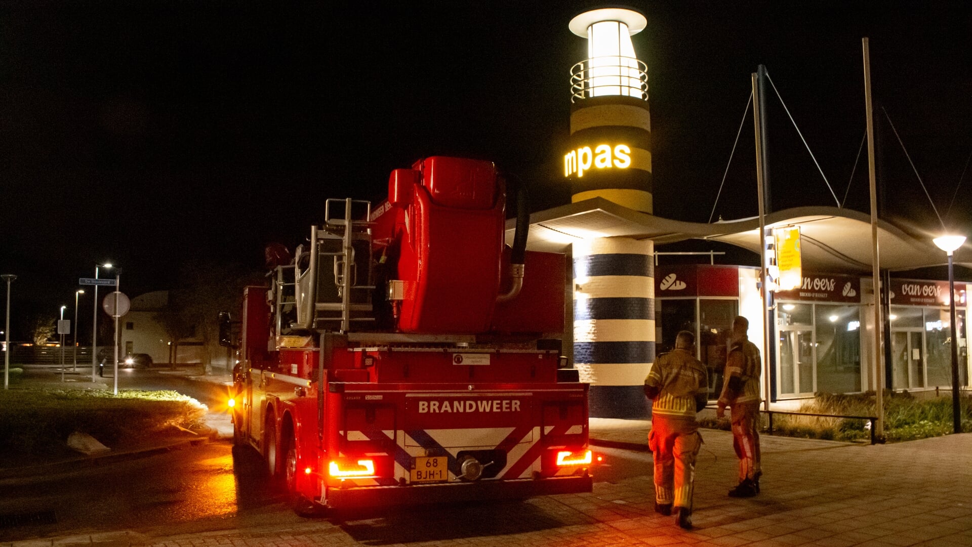 Lichtkoepel van Het Kompas los door harde wind