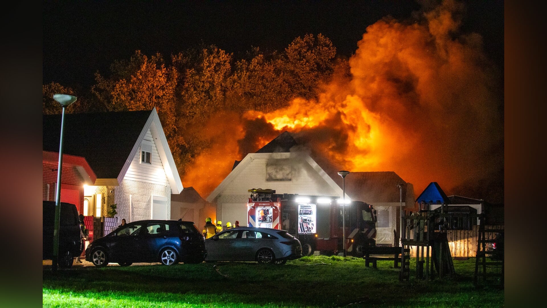 Zeer grote brand verwoest loods en woonwagen in Wouw