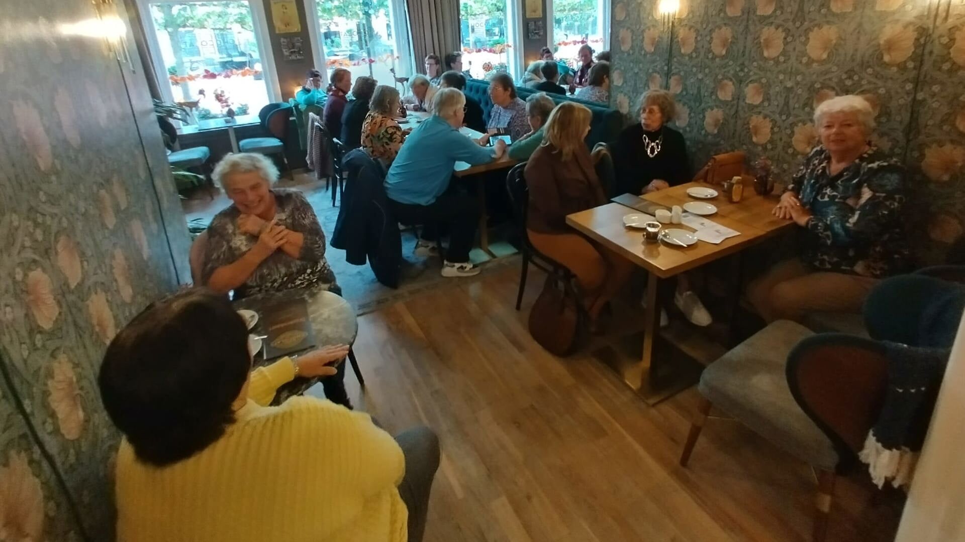 Fluplandse vrouwenvereniging bezoekt tearoom met chocolaterie