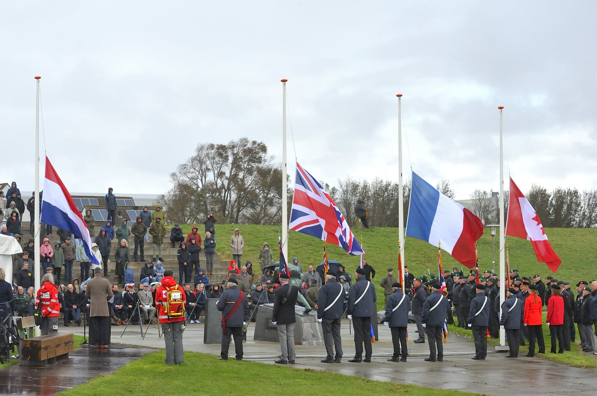Herdenkingen op boulevard en Uncle Beach