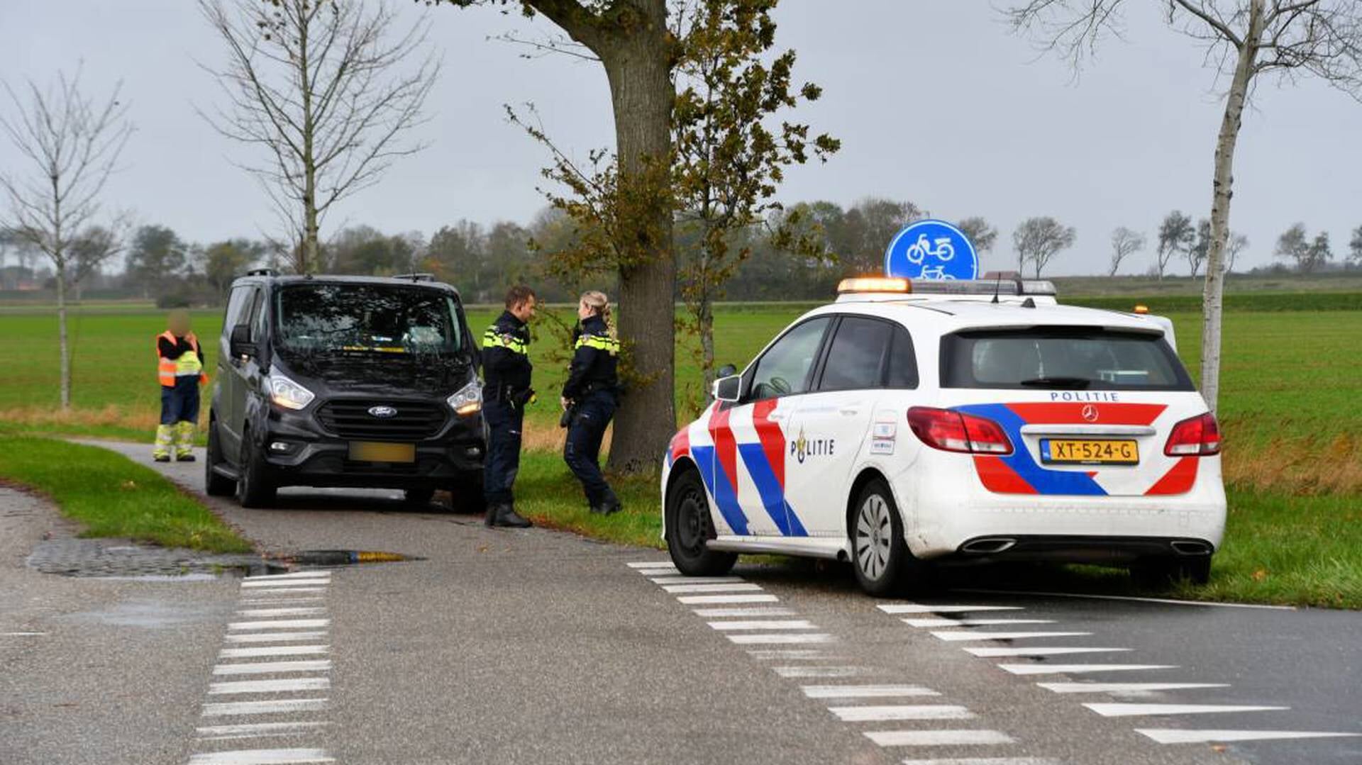 Busje belandt in berm bij Arnemuiden