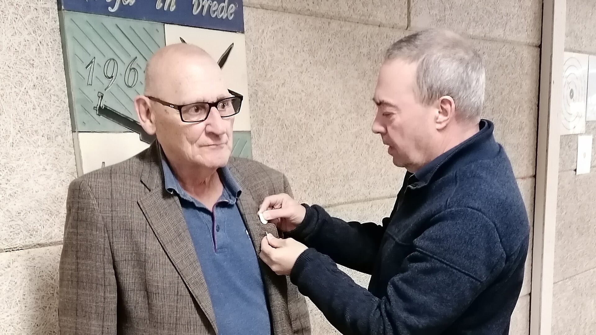 Jan Buijs ontvangt speld voor 50 jaar lidmaatschap Nederlandse Kruisboog Bond