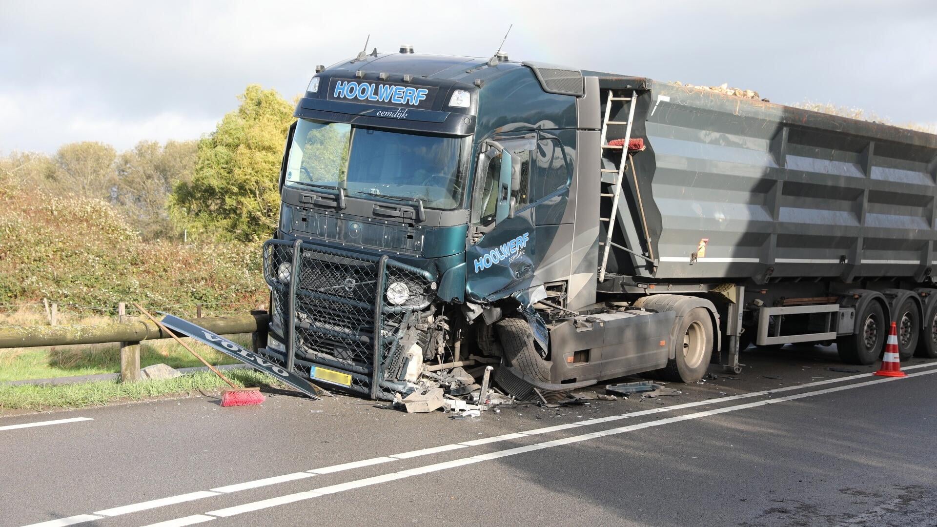 Vrachtwagen met suikerbieten zwaar beschadigd na ongeluk bij Oud Gastel