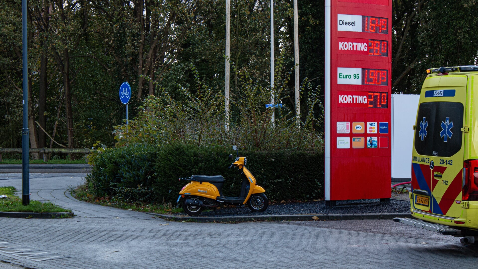 Vrouw op scooter gaat onderuit op de Halsterseweg, hulpdiensten schieten te hulp