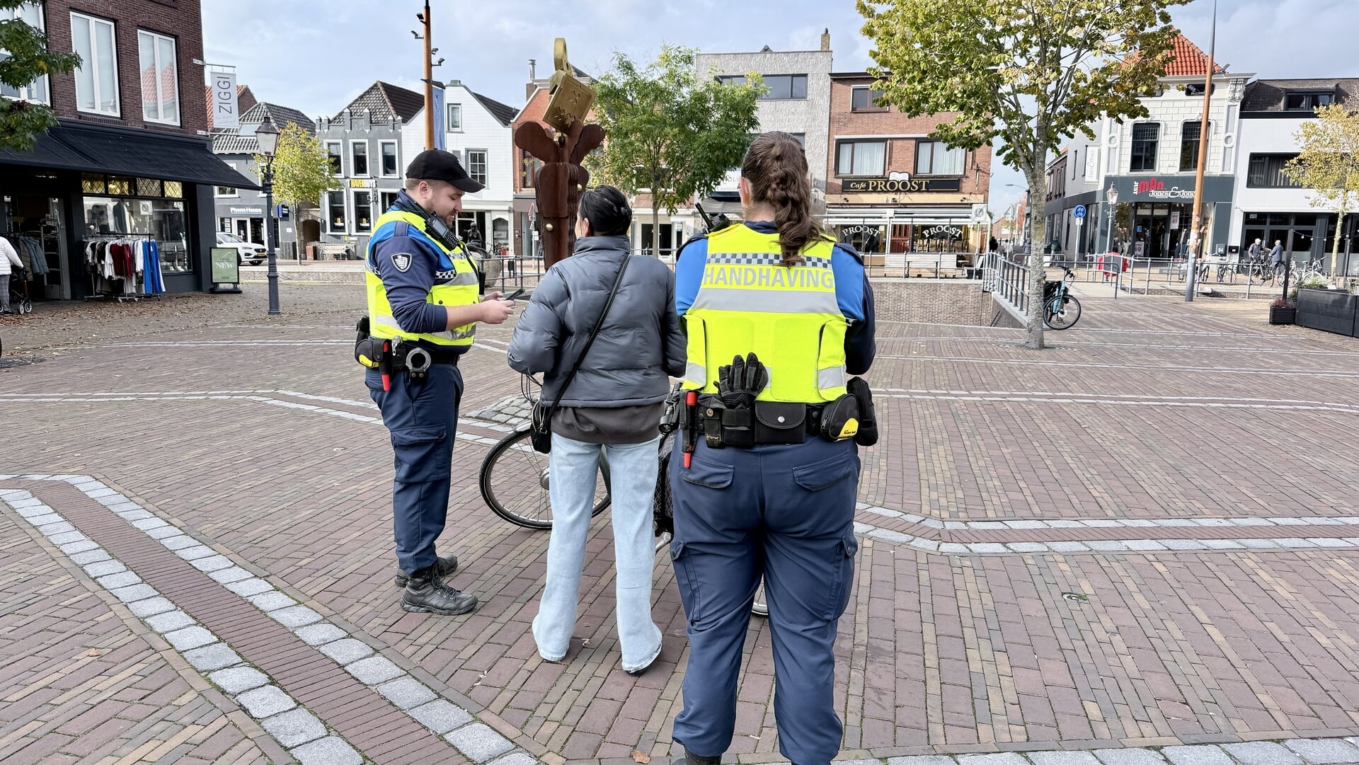 Handhavers waarschuwen fietsers in het voetgangersgebied van Zevenbergen