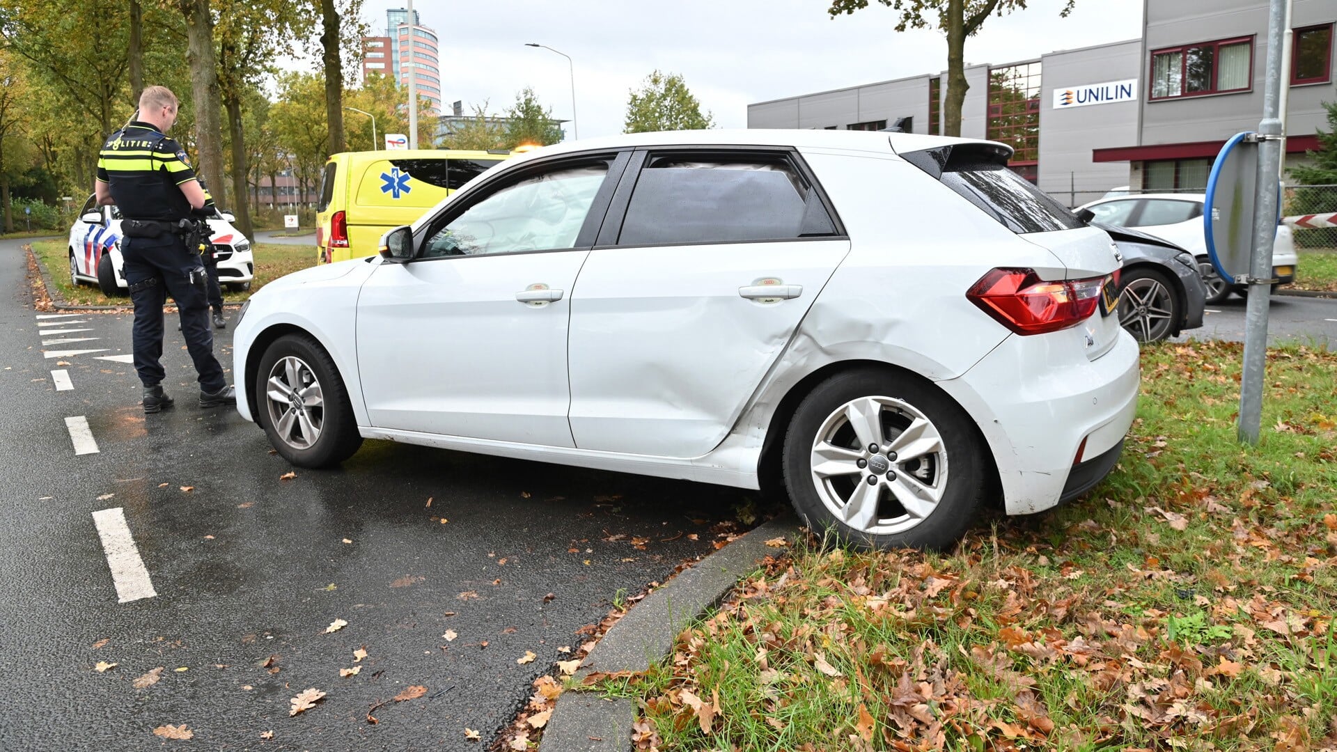 Auto’s botsen op de Westerhagelaan, berger moet voertuigen afvoeren