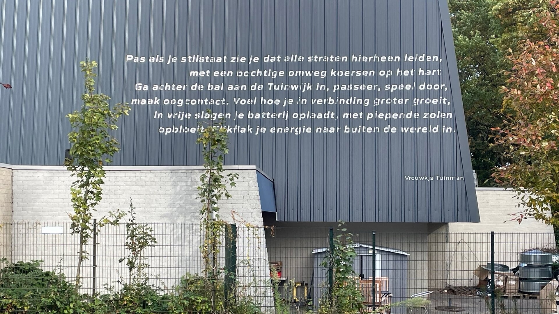 Gedicht ‘Tuinwijk’ officieel onthuld op gevel sporthal: ‘Een sieraad voor de wijk’