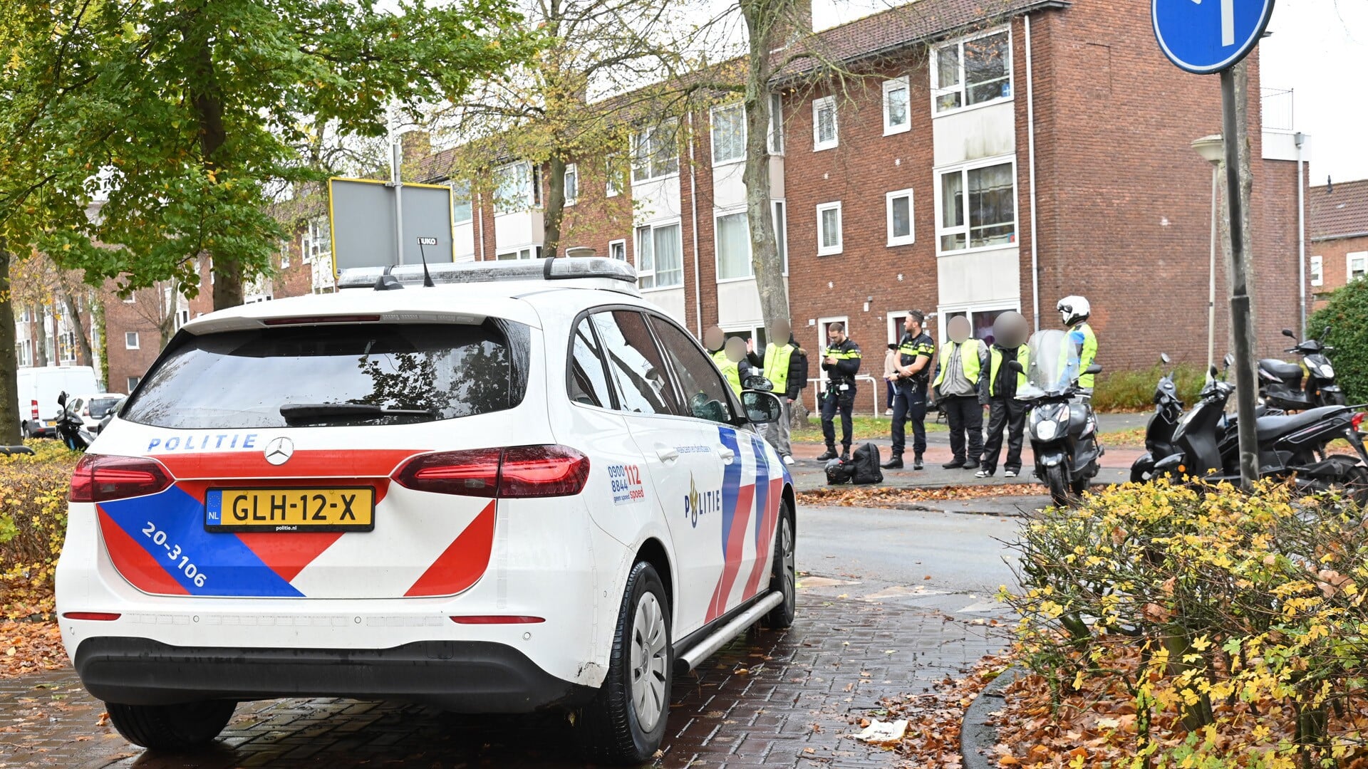 Lesinstructeur en leerling gaan onderuit door oliespoor op de weg