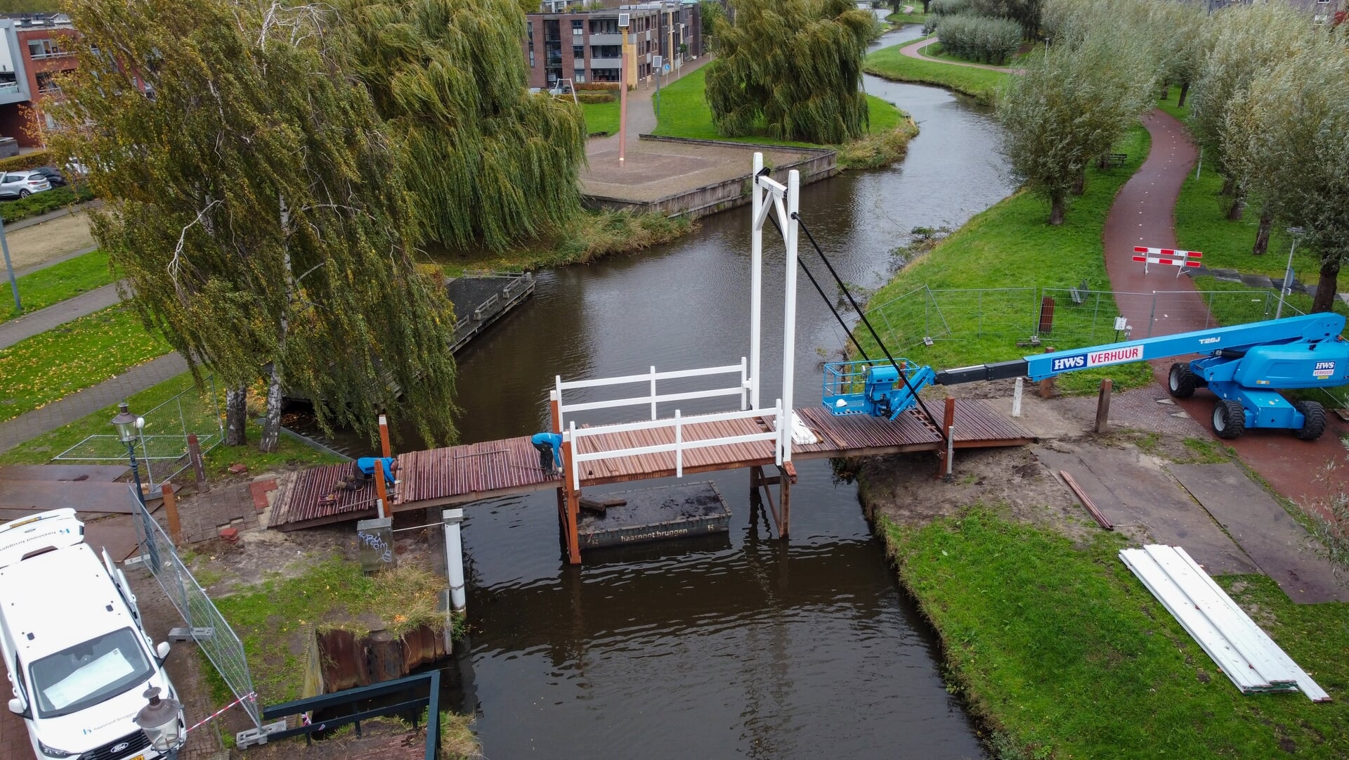 Onderdelen nieuwe Slikbrug met kraan op hun plek gehesen