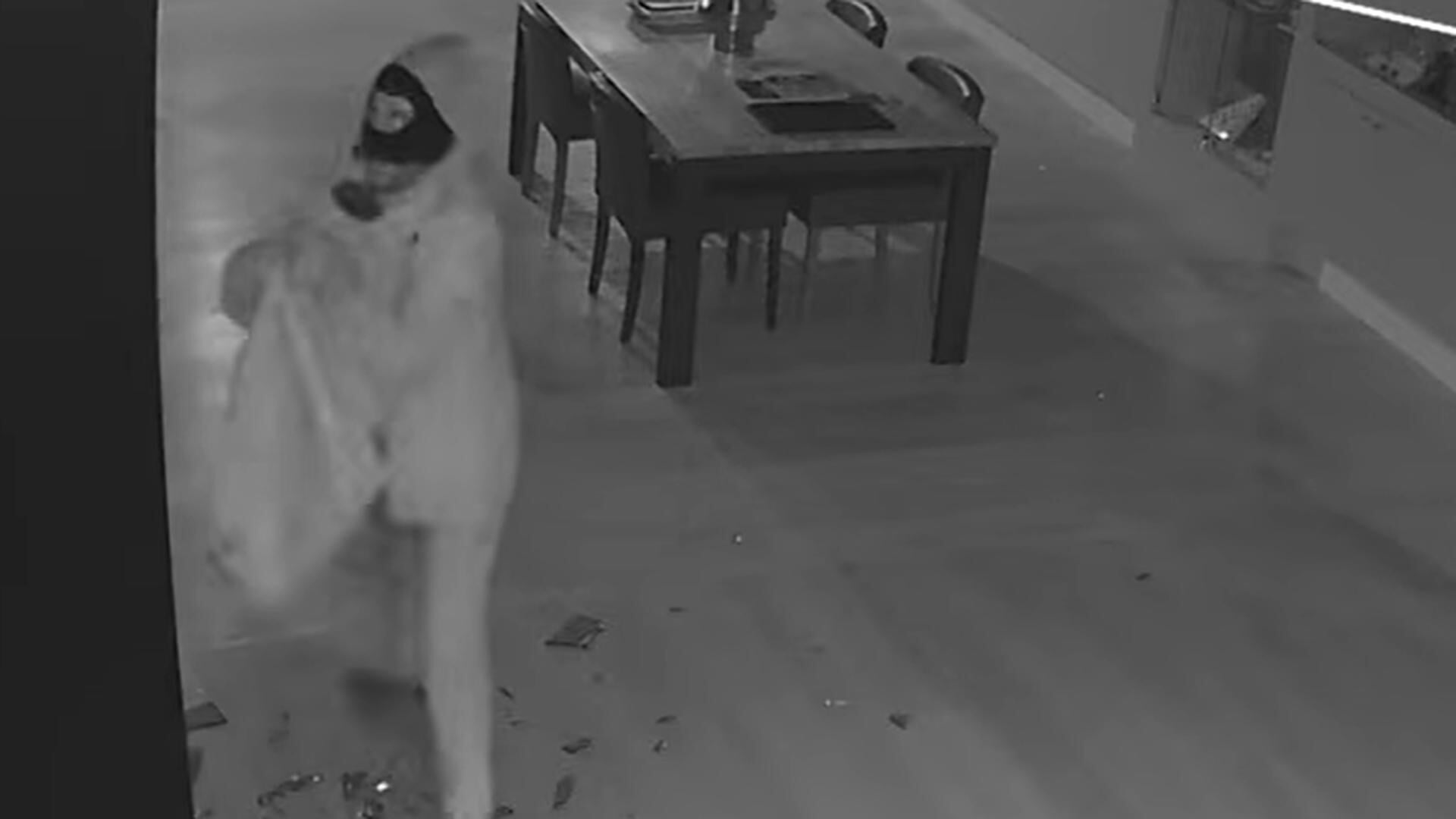 Opsporing Verzocht toont beelden inbraak juwelierszaak Etten-Leur