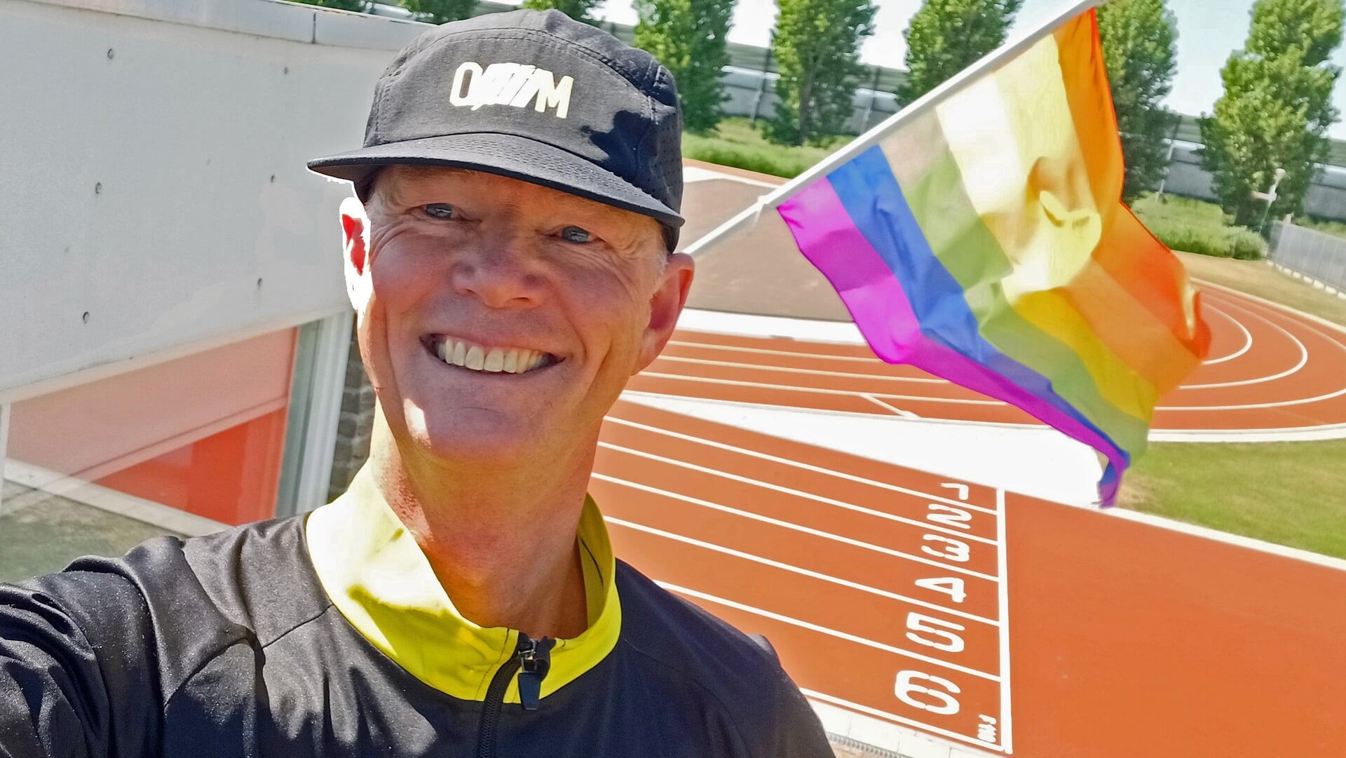 Bij OSM Atletiek & Recreatiesporten wappert de regenboogvlag het hele jaar door