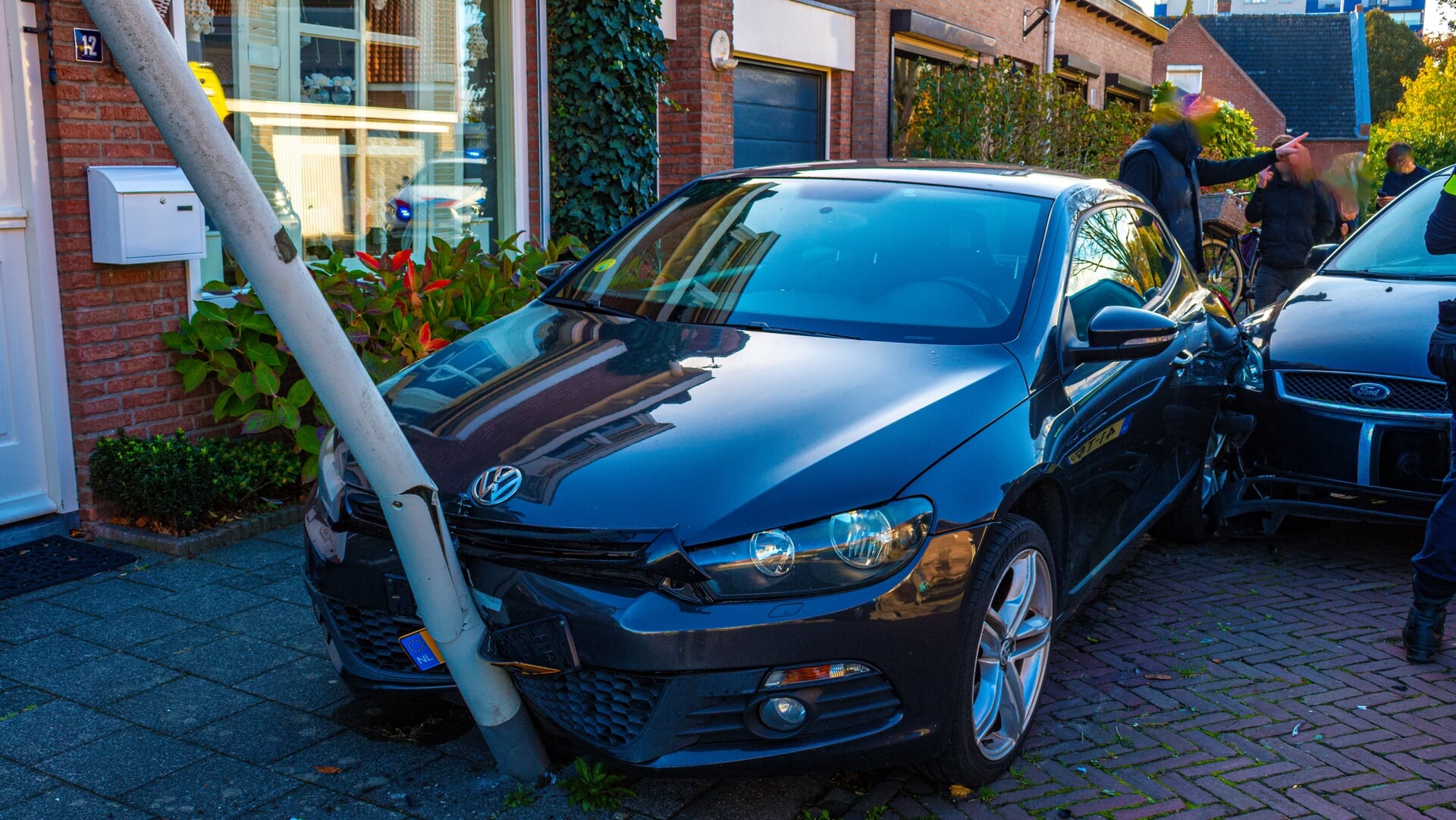 Oudere vrouw gewond bij aanrijding op P.C. Hooftstraat, auto schuift door na botsing