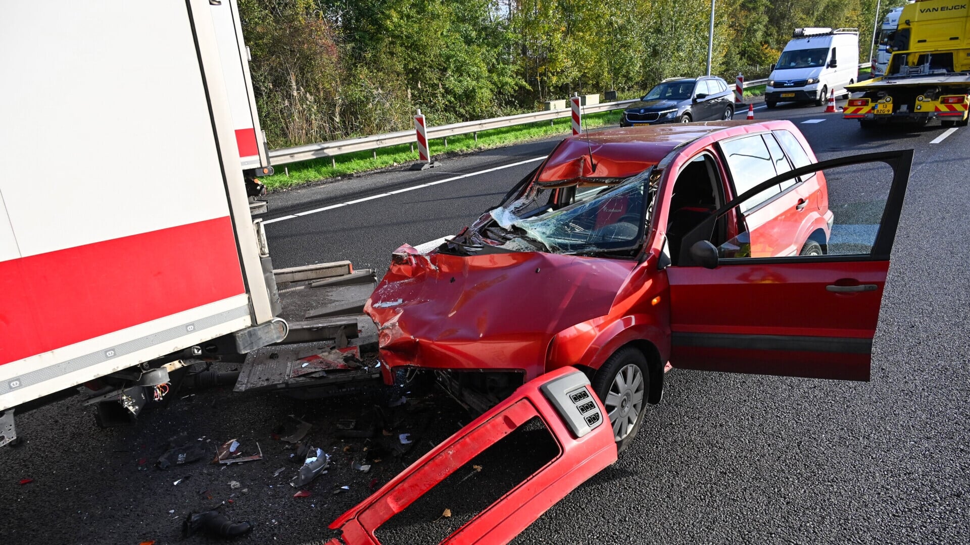 Automobilist botst achterop vrachtwagen op A16 bij Breda