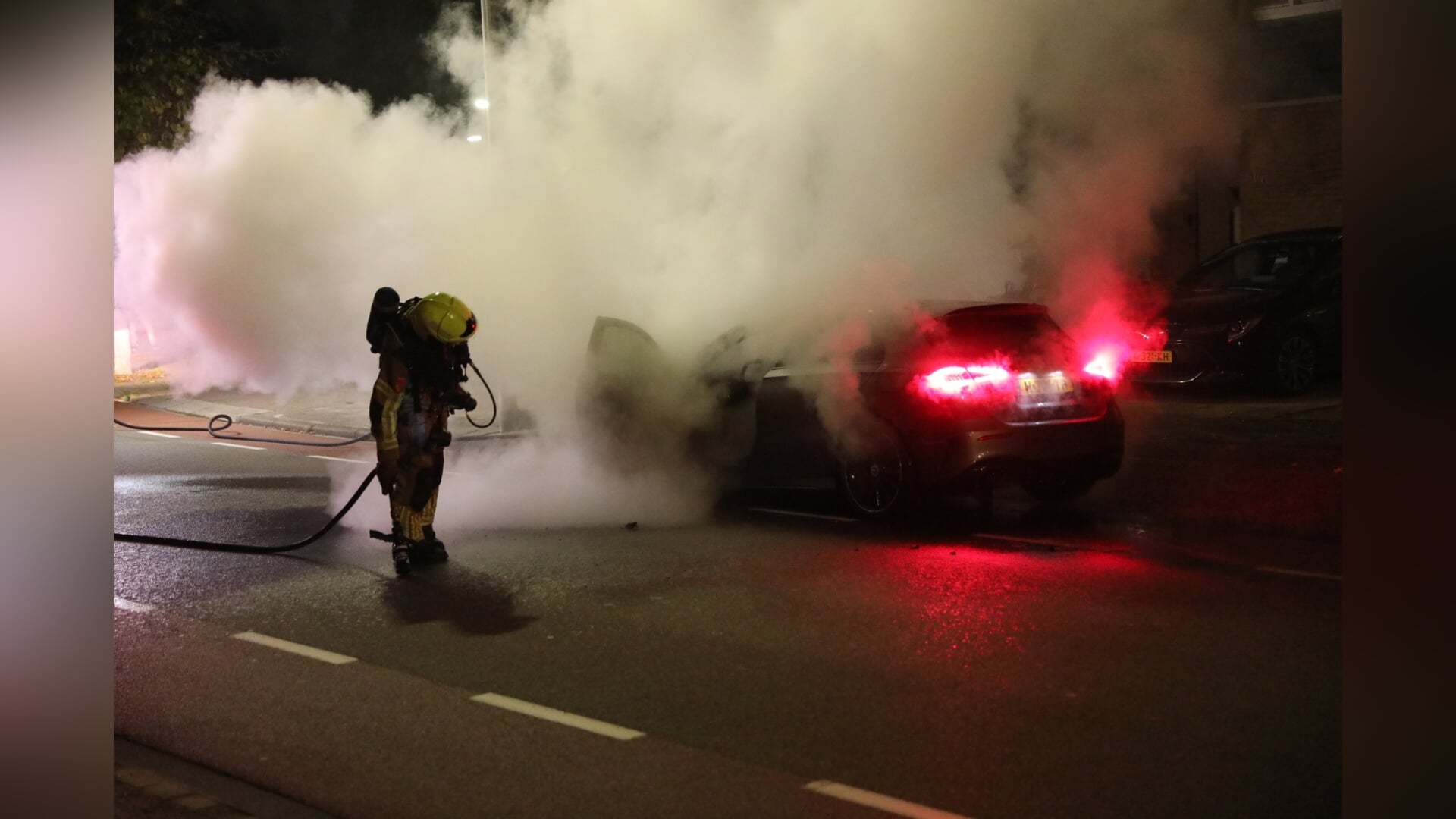 Auto uitgebrand aan Flintdijk in Roosendaal